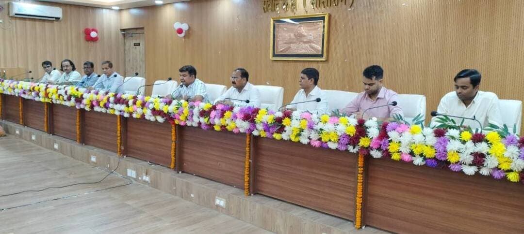 आज दिनांक 31.08.2026 को जिला पदाधिकारी, रोहतास की अध्यक्षता में समाहरणालय स्थित डीआरडीए सभागार में साप्ताहिक समन्वय बैठक आयोजित की गयी। बैठक में विभिन्न विभागों के लंबित कार्यों, योजनाओं की प्रगति एवं अंतर्विभागीय समस्याओं की समीक्षा की गयी।
जिला पदाधिकारी द्वारा विधि शाखा से प्राप्त प्रतिवेदन के आधार पर लंबित CWJC/MJC मामलों की समीक्षा करते हुए संबंधित अधिकारियों को न्यायालय में प्रतिशपथ दाखिल करने का निर्देश दिया गया। सभी संबंधित पदाधिकारियों को इस सप्ताह कम से कम 30 मामलों में प्रतिशपथ दायर कर जिला विधि शाखा को सूचित करने को कहा गया।
बैठक में सहयोग पोर्टल, जनता दरबार, CPGRAM एवं CM डैशबोर्ड से प्राप्त आवेदनों का ससमय एवं गुणवत्तापूर्ण निष्पादन करने का निर्देश दिया गया। आपदा प्रबंधन की समीक्षा के दौरान अनुमंडल पदाधिकारी एवं अंचल अधिकारी को 2-3 वर्षों से लंबित मुआवजा मामलों का त्वरित निष्पादन कर लाभार्थियों को लाभ पहुंचाने को कहा गया।
इसके अलावा लंबित AC/DC एवं उपयोगिता प्रमाण पत्र, विभिन्न विभागों की योजनाओं की प्रगति तथा भवन एवं योजनाओं के लिए भूमि उपलब्धता की समीक्षा की गयी। जिला पदाधिकारी ने संबंधित अंचल अधिकारी एवं अपर समाहर्ता को आपसी समन्वय से विभागों को आवश्यक भूमि उपलब्ध कराने का निर्देश दिया। अपर समाहर्ता ने सभी अंचल अधिकारी को एक सप्ताह के भीतर भूमि संबंधी मामलों का समाधान करने को कहा।
बैठक में सभी विभागों को अगली साप्ताहिक समीक्षा बैठक में अपनी समस्याओं एवं अंतर्विभागीय सहयोग की आवश्यकताओं को दर्शाते हुए PPT के माध्यम से प्रस्तुति देने का भी निर्देश दिया गया। बैठक में जिले के सभी संबंधित जिला स्तरीय पदाधिकारी उपस्थित रहे, जबकि अनुमंडल, प्रखंड एवं अंचल स्तर के अधिकारी वीडियो कॉन्फ्रेंसिंग के माध्यम से जुड़े।
#IPRD
#DistrictAdministration
#ReviewMeeting
Information & Public Relations Department, Government of Bihar