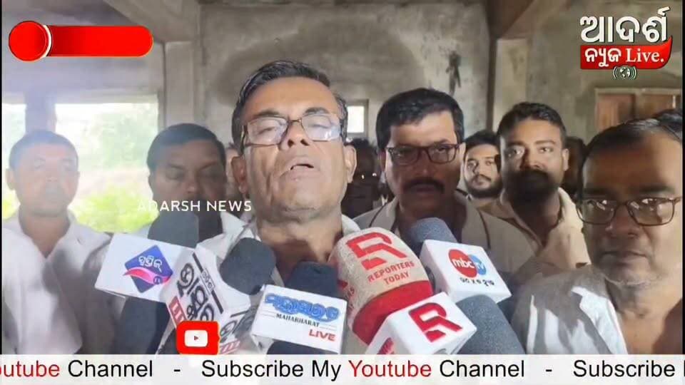 ଅତ୍ୟଧିକ ଲେସ୍ରେ ଟେଣ୍ଡରକୁ ବିରୋଧ
ଏମ୍ଭି-୭୯ରେ ଠିକାଦାରଙ୍କ ମେଳି, ମାନକୁ ନେଇ ଉଠିଲା ସରକାରୀ ଉନ୍ନୟନମୂଳକ କାର୍ଯ୍ୟର ଟେଣ୍ଡରରେ ଅତ୍ୟଧିକ କମ୍ ଦର (ଲେସ୍) ଦାଖଲକୁ ନେଇ ଠିକାଦାର ମହଲରେ ଅସନ୍ତୋଷ ଦେଖାଦେଇଛି। ଏହାକୁ ନେଇ ରବିବାର ଏମ୍ଭି-୭୯ଠାରେ ବିଭିନ୍ନ ଅଞ୍ଚଳର ଠିକାଦାରମାନେ ଏକାଠି ହୋଇ ଆଲୋଚନା କରିଥିଲେ। ଅତ୍ୟଧିକ କମ୍ ଦରରେ କାମ ନେଲେ ନିର୍ଦ୍ଧାରିତ ମାନଦଣ୍ଡ ଅନୁଯାୟୀ ନିର୍ମାଣ କାମ ସମ୍ଭବ କି ନାହିଁ, ତାହାକୁ ନେଇ ସେମାନେ ପ୍ରଶ୍ନ ଉଠାଇଛନ୍ତି।
