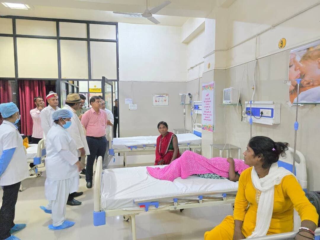 मुख्य विकास अधिकारी ने जिला महिला चिकित्सालय मऊ का किया औचक निरीक्षण व्यवस्थाओं का लिया जायजा, मरीजों से उपचार की गुणवत्ता की ली जानकारी।
ओपीडी एवं जांच व्यवस्था की समीक्षा, ऑक्सीजन प्लांट तत्काल संचालित कराने के निर्देश।
मुख्य विकास अधिकारी श्री विवेक कुमार श्रीवास्तव द्वारा आज जिला महिला चिकित्सालय, मऊ का औचक निरीक्षण किया गया। निरीक्षण के दौरान CMS महिला चिकित्सालय उपस्थित रहे। मुख्य विकास अधिकारी ने अस्पताल के विभिन्न वार्डों, लेबर रूम, ओपीडी, ऑक्सीजन प्लांट, लिफ्ट एवं अन्य व्यवस्थाओं का जायजा लिया।निरीक्षण के दौरान महिला चिकित्सालय की साफ-सफाई व्यवस्था अच्छी एवं संतोषजनक पाई गई। महिला वार्डों का निरीक्षण करते हुए भर्ती मरीजों से उपचार एवं अस्पताल की व्यवस्थाओं के संबंध में जानकारी ली गई। मरीजों द्वारा इलाज से संतोष व्यक्त किया गया। बेडों पर साफ-सुथरी बेडशीट एवं तकिया लगे पाए गए तथा प्रतिदिन बेडशीट बदले जाने की जानकारी दी गई। वार्डों के कमरों में भी साफ-सफाई व्यवस्था अच्छी पाई गई। सभी वार्डों में मरीजों की निगरानी के लिए मॉनिटर उपलब्ध पाए गए।लेबर रूम के निरीक्षण के दौरान ऑपरेशन की प्रक्रिया संचालित पाई गई। बताया गया कि पूर्व में 03 डिलीवरी के मरीजों के सफल ऑपरेशन किए जा चुके हैं तथा मौके पर 01 डिलीवरी का ऑपरेशन किया जा रहा था। लेबर रूम में चिकित्सक, एनेस्थीसिया के चिकित्सक एवं पैरामेडिकल स्टाफ उपस्थित पाए गए। मुख्य विकास अधिकारी ने ओपीडी व्यवस्था का भी निरीक्षण किया। मरीजों को ऑनलाइन पर्ची सुगमता से प्राप्त हो रही थी तथा मौके पर ओपीडी संचालित मिली। चिकित्सकों द्वारा मरीजों का परीक्षण कर अस्पताल में उपलब्ध दवाएं उपलब्ध कराई जा रही थीं तथा विभिन्न प्रकार की जांच भी अस्पताल में कराई जा रही थी। कुछ जांचों की रिपोर्ट जिला अस्पताल से विलंब से प्राप्त होने की जानकारी पर मुख्य विकास अधिकारी ने CMS को रिपोर्ट समय से मंगवाने के निर्देश दिए।अस्पताल में स्थापित दोनों लिफ्ट क्रियाशील पाई गईं। निरीक्षण के समय विद्युत आपूर्ति बाधित थी, जिसके दौरान 01 लिफ्ट जनरेटर के माध्यम से संचालित पाई गई। अस्पताल में सेंट्रलाइज्ड ऑक्सीजन की आपूर्ति ऑक्सीजन प्लांट से की जाती है। वर्तमान में ऑक्सीजन प्लांट का स्टेबलाइजर खराब होने के कारण आपूर्ति बाधित थी। बताया गया कि नया स्टेबलाइजर प्राप्त हो चुका है। मुख्य विकास अधिकारी ने स्टेबलाइजर का इंस्टॉलेशन कार्य तत्काल पूर्ण कराकर ऑक्सीजन प्लांट को शीघ्र क्रियाशील कराने के निर्देश CMS को दिए। मौके पर 03 भरे हुए ऑक्सीजन सिलेंडर स्टॉक में उपलब्ध पाए गए, जबकि 05 ऑक्सीजन सिलेंडर भरने हेतु भेजे गए थे। मुख्य विकास अधिकारी ने CMS को निर्देशित किया कि मरीजों के समुचित उपचार के लिए सभी चिकित्सकों एवं पैरामेडिकल स्टाफ की शत-प्रतिशत उपस्थिति सुनिश्चित कराई जाए तथा CMS एवं चिकित्सक निरंतर अस्पताल का भ्रमण करते हुए प्रत्येक मरीज के उपचार की नियमित निगरानी करें और मरीजों को सुगमता से बेहतर चिकित्सा सुविधा उपलब्ध कराना सुनिश्चित करें।