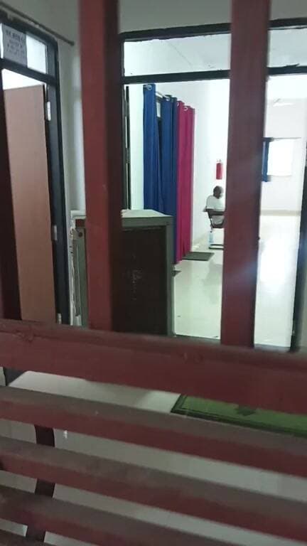 🚨 छतरपुर जिला अस्पताल की व्यवस्था पर बड़ा सवाल!
सिविल सर्जन कार्यालय के बाहर ही गंदगी और दीवारों पर गुटखे की पीक, जिम्मेदारों की नजर क्यों नहीं?
छतरपुर। जिला अस्पताल की व्यवस्थाओं को लेकर एक बार फिर सवाल खड़े हो रहे हैं। अस्पताल परिसर में स्थित सिविल सर्जन कार्यालय के बाहर ही जगह-जगह गंदगी नजर आ रही है और दीवारों पर गुटखे की पीक के निशान दिखाई दे रहे हैं।
हैरानी की बात यह है कि यह कोई ऐसा स्थान नहीं है जहां
बड़ी संख्या में मरीजों की आवाजाही होती हो। यहां मुख्य रूप से अस्पताल का स्टाफ और अधिकारी ही आते-जाते हैं। ऐसे में सवाल उठता है कि अगर जिम्मेदार अधिकारियों के
कार्यालय के आसपास ही स्वच्छता व्यवस्था का यह हाल है, तो अस्पताल के बाकी हिस्सों की स्थिति कैसी होगी?
कुछ दिन पहले ही जिला अस्पताल के निरीक्षण के दौरान गंदगी को लेकर कलेक्टर मृणाल मीणा ने नाराजगी जताई थी और नियमित साफ-सफाई के निर्देश दिए थे।
इसके बावजूद यदि सिविल सर्जन कार्यालय के बाहर ही गंदगी और गुटखे की पीक दिखाई दे रही है, तो यह स्वच्छता व्यवस्था की निगरानी पर गंभीर सवाल खड़े करता है।
सवाल यह है—
👉 क्या अस्पताल में स्वच्छता के लिए जिम्मेदार कर्मचारियों की नियमित मॉनिटरिंग होती है?
👉 क्या अधिकारियों और कर्मचारियों के लिए गुटखा-तंबाकू को लेकर कोई नियम लागू हैं?
👉 क्या सफाई व्यवस्था केवल निरीक्षण के समय तक सीमित है?
अस्पताल मरीजों के इलाज का स्थान है, गंदगी और गुटखे की पीक का नहीं। जिम्मेदार अधिकारियों को इस ओर तत्काल ध्यान देना चाहिए।
#छतरपुर #जिला_अस्पताल #स्वास्थ्य_व्यवस्था #सफाई_व्यवस्था #सिविल_सर्जन #Chhatarpur #GroundReport Collector Office Chattarpur PRO Jansampark Chattarpur CM Madhya Pradesh Lalita Yadav Dilip Ahirwar Dilip Ahirwar