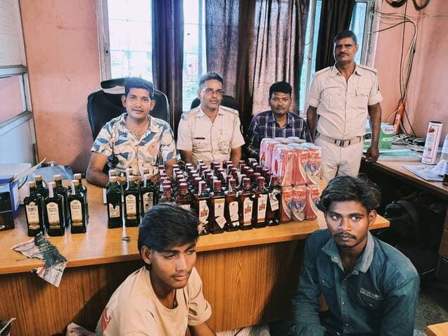 रजौली जांच चौकी पर से कार से भारी मात्रा में शराब बरामद किया गया