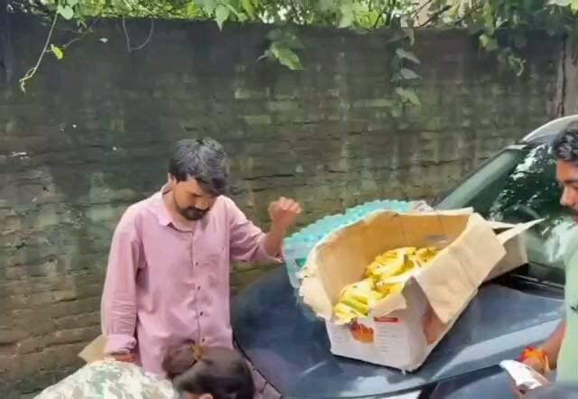 खाकी वर्दी में दिखी इंसानियत, आपदा पीड़ितों के बीच पहुंचीं नेहा ठाकुर
चित्रकूट। आपदा की मार झेल रहे चित्रकूट में खाकी वर्दी का मानवीय चेहरा सामने आया। चित्रकूट थाना की सब इंस्पेक्टर नेहा ठाकुर ने 24 घंटे की ड्यूटी के बाद भी आराम करने के बजाय जरूरतमंदों की मदद का बीड़ा उठाया। पत्रकार श्रीधर पटेल और शत्रुघन सिंह के साथ वह खटिकान मोहल्ला और आरोग्यधाम बस्ती पहुंचीं। उन्होंने प्रभावित परिवारों को दूध के पैकेट, फल और पानी की बोतलें वितरित कर उनकी परेशानियां जानीं। नेहा ठाकुर ने कहा कि आपदा की घड़ी में सभी को मिलकर जरूरतमंदों का हाथ थामना चाहिए। प्रशासन राहत कार्य में जुटा है, लेकिन समाज को भी अपनी क्षमता के अनुसार आगे आना चाहिए।