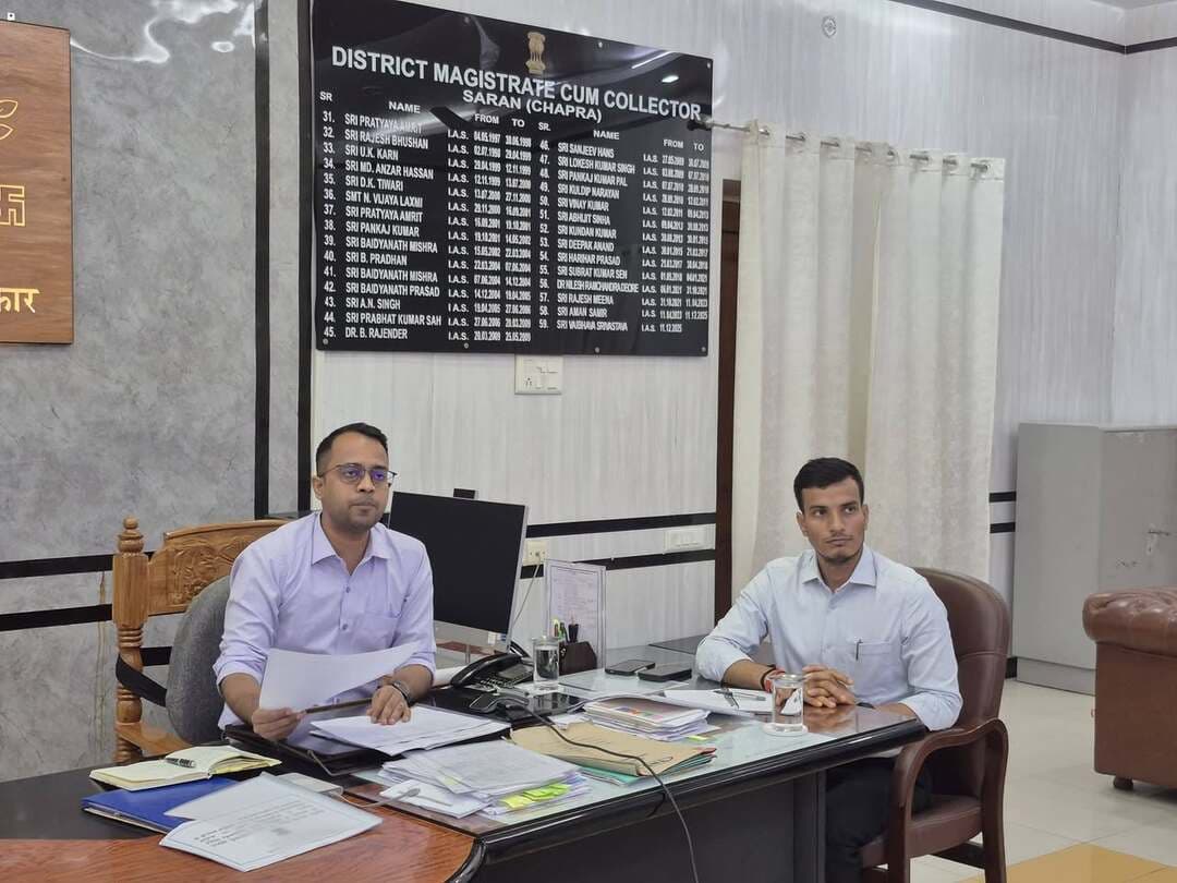 जिला गंगा समिति की बैठक में गंगा घाटों एवं नदी किनारे की व्यवस्थाओं की समीक्षा
रिविलगंज, कोपा एवं मांझी को छपरा नगर निगम के अंतर्गत टैग किए जाने के बाद ठोस अपशिष्ट प्रबंधन सहित विभिन्न व्यवस्थाओं की समीक्षा
छपरा, 31 अगस्त 2026।
जिला पदाधिकारी, सारण श्री वैभव श्रीवास्तव की अध्यक्षता में समाहरणालय सभागार में जिला गंगा समिति की बैठक आयोजित की गई। बैठक में गंगा नदी के संरक्षण, गंगा घाटों के विकास, ठोस अपशिष्ट प्रबंधन, एमआरएफ एवं कंपोस्टिंग प्लांट, विद्युत शवदाह गृह, एसटीपी, जैविक खेती, पौधारोपण, बायो-फेंसिंग तथा गंगा किनारे पेयजल की गुणवत्ता सहित विभिन्न विषयों की विस्तृत समीक्षा की गई।
बैठक में रिविलगंज, कोपा तथा मांझी को छपरा नगर निगम के अंतर्गत टैग किए जाने के बाद ठोस अपशिष्ट प्रबंधन की व्यवस्था की समीक्षा की गई। रिविलगंज क्षेत्र के लिए एमआरएफ एवं कंपोस्टिंग प्लांट की व्यवस्था हेतु गरखा में लगभग 4•1एकड़ भूमि उपलब्ध कराई गई है। अन्य नगर निकायों के लिए भी भूमि चिह्नित की जा रही है तथा दो अतिरिक्त क्लस्टर विकसित किए जाने हैं। सोनपुर में भी इसके लिए भूमि चिह्नित की गई है।
एमआरएफ एवं कंपोस्टिंग प्लांट के संचालन एवं प्रबंधन से संबंधित आवश्यक व्यवस्थाओं की समीक्षा करते हुए जिला पदाधिकारी ने संबंधित पदाधिकारियों को आवश्यक कार्रवाई सुनिश्चित करने का निर्देश दिया।
रिविलगंज विद्युत शवदाह गृह को PPP मोड में संचालित करने का निर्देश
बैठक में रिविलगंज स्थित विद्युत शवदाह गृह की स्थिति की भी समीक्षा की गई। बताया गया कि शवदाह गृह की रिपेयरिंग का कार्य पूरा हो चुका है, जबकि इसे नियमित रूप से संचालित करने की व्यवस्था अभी शेष है। जिला पदाधिकारी ने संबंधित पदाधिकारी को निर्देश दिया कि विद्युत शवदाह गृह के संचालन के लिए पीपीपी मोड में एजेंसी का चयन करते हुए इसे शीघ्र कार्यशील एवं नियमित रूप से संचालित कराना सुनिश्चित करें।
बैठक में अन्य नगर निकायों में ठोस अपशिष्ट प्रबंधन की व्यवस्था की भी समीक्षा की गई। सोनपुर एवं दिघवारा को आपस में टैग किया गया है। संबंधित क्षेत्रों में उपलब्ध भूमि एवं संसाधनों के बेहतर उपयोग के निर्देश दिए गए। दिघवारा क्षेत्र में भी भूमि चिह्नित की गई है, जहां सतत लीज प्रक्रिया के तहत आगे की कार्रवाई करने को कहा गया।
दिघवारा के घाट पर विद्युत शवदाह गृह से संबंधित मामले की समीक्षा करते हुए जिला पदाधिकारी ने अंचल अधिकारी को स्थल की मापी कराकर विस्तृत रिपोर्ट उपलब्ध कराने का निर्देश दिया।
एसटीपी एवं जल गुणवत्ता की समीक्षा
बैठक में सभी नगर निकायों में एसटीपी (सीवेज ट्रीटमेंट प्लांट) से संबंधित कार्यों की भी समीक्षा की गई। संबंधित पदाधिकारी द्वारा बताया गया कि कंसल्टेंट का चयन किया जा चुका है तथा आगे की प्रक्रिया पूर्ण कर एसटीपी के लिए आवश्यक भूमि आदि की व्यवस्था की जानी है। जिला पदाधिकारी ने संबंधित पदाधिकारियों को इस दिशा में आवश्यक कार्रवाई में तेजी लाने का निर्देश दिया।
गंगा किनारे स्थित क्षेत्रों में पेयजल की गुणवत्ता की समीक्षा के दौरान पीएचईडी के अधिकारियों को आर्सेनिक एवं आयरन की जांच कर विस्तृत रिपोर्ट उपलब्ध कराने का निर्देश दिया गया। बैठक में जानकारी दी गई कि सोनपुर, दिघवारा एवं छपरा क्षेत्र में आर्सेनिक की उपस्थिति पाई गई है। इस पर जिला पदाधिकारी ने सभी संबंधित प्रखंडों से विस्तृत जांच रिपोर्ट प्राप्त कर समेकित प्रतिवेदन उपलब्ध कराने का निर्देश दिया।
जैविक खेती एवं पौधारोपण को बढ़ावा देने पर जोर
जिला पदाधिकारी ने गंगा किनारे के क्षेत्रों में जैविक खेती को बढ़ावा देने तथा नए एवं प्रभावी मॉडल विकसित करने के लिए संबंधित पदाधिकारियों को नए आइडिया एवं प्रस्ताव तैयार करने का निर्देश दिया। गंगा तट के आसपास पौधारोपण एवं बायो-फेंसिंग को बढ़ावा देने तथा पर्यावरण संरक्षण के लिए प्रभावी कार्ययोजना तैयार करने को कहा गया।
जिला पदाधिकारी ने गंगा नदी एवं इसके तटवर्ती क्षेत्रों को स्वच्छ, सुरक्षित एवं पर्यावरण की दृष्टि से बेहतर बनाने के लिए विभिन्न विभागों द्वारा किए जा रहे कार्यों में आपसी समन्वय पर जोर दिया तथा सभी संबंधित अधिकारियों को निर्धारित कार्यों को समयबद्ध रूप से पूर्ण करने का निर्देश दिया।
बैठक में संबंधित जिला स्तरीय पदाधिकारी एवं अन्य संबंधित पदाधिकारी उपस्थित थे।