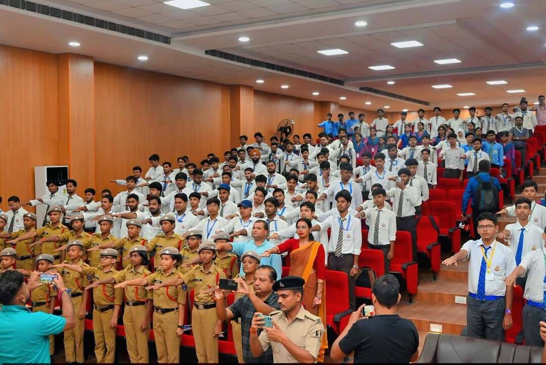 किशनगंज MGM कॉलेज में नशा मुक्ति जागरूकता अभियान
DM और SP किशनगंज के नेतृत्व में MGM कॉलेज में नशा मुक्ति जन-जागरूकता अभियान चला। छात्रों को नशे के दुष्प्रभावों के प्रति जागरूक किया गया और नशामुक्त समाज बनाने की अपील की गई।
#Kishanganj #NashaMuktAbhiyan #MGMCollege #BiharNews