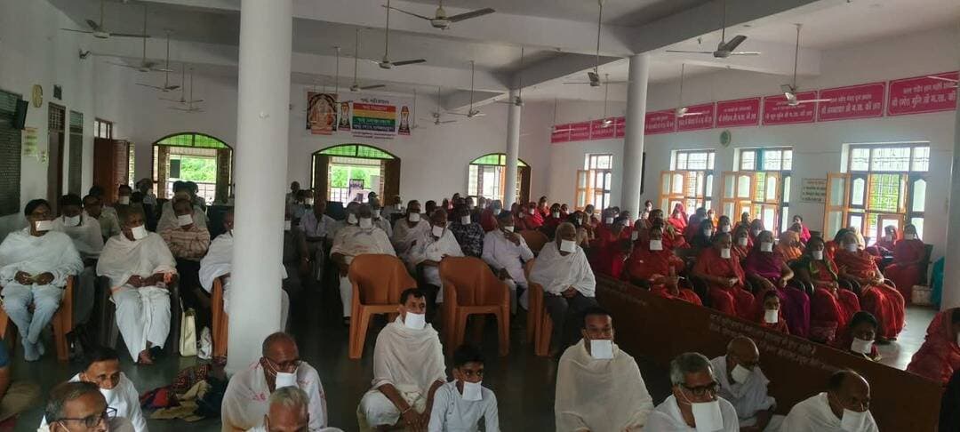 दिपक हवा के जोके से बुझ जाता है, किन्तु आध्यात्मिक प्रकाश कभी नही बुझता: साध्वी श्री प्रतिभा श्रीजी।
दैनिक वीरधरा राजस्थान।
चित्तौड़गढ़।सेन्थी स्थित शांति भवन मे चातुर्मासिक प्रवचन के दौरान जैन सिदान्ताचार्य श्री प्रतिभा श्री जी म.सा. ने व्याख्यान के दौरान फरमाया कि भौतिक प्रकाश की सीमा है किन्तु आध्यात्मिक प्रकाश असीमित है। मिट्टी के दिपक को प्रज्वलित करने के लिए तेल व बाती चाहिए वह अंधकार का भक्षण कर धुआ ऊंगलता है व सीमित क्षेत्र ही प्रकाशवान करता है। दिपक हवा के जोके से बुझ जाता है, किन्तु आध्यात्मिक प्रकाश कभी बुझता नही है। मनुष्य ऐसी प्रकाश यात्रा मे विश्वास रखता है जहाँ उसका कल्याण हो। दिपक का गुण है स्वंय प्रकाशित होना। आप भी आध्यात्मिक रूपी दिपक को जलाकर अन्य लोगो को प्रकाशित कर सकते हो, जरूरत है मजबूत ईच्छा शक्ति की। दिपक 4 प्रकार के होते है, दिन का दिपक सूर्य, रात्री का दिपक चन्द्र, कुल का दिपक पुत्र व तीनो का दिपक तीर्थकर। अतिजात या अनुजात पुत्र अपने कुल को आलोकित करता है जो अपने कुटुम्ब को अंधकार से उजाले की ओर ले जाता है।
नवकार मंत्र के जाप की श्रृंखला मे कल 1 सितम्बर के जाप के लाभार्थी सागरमल, दिव्या बोहरा रहेंगे।
श्री संघ सेन्थी ने प्रवचन ओर जाप में अधिकाधिक संख्या मे पधारकर धर्म लाभ लेने का आव्हान किया।