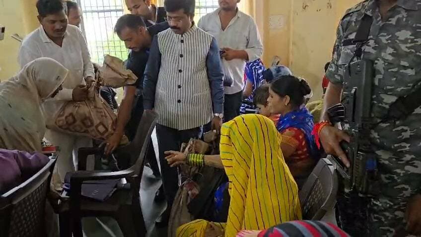 प्रभारी मंत्री ने चित्रकूट में बाढ़ प्रभावित क्षेत्रों का किया निरीक्षण, प्रभावित परिवारों को वितरित की राहत सामग्री
जनपद चित्रकूट में लगातार हो रही मूसलाधार बारिश एवं बाढ़ से उत्पन्न स्थिति का जायजा लेने के लिए जनपद के प्रभारी मंत्री, औद्योगिक विकास, निर्यात प्रोत्साहन, एन०आर०आई० एवं निवेश प्रोत्साहन विभाग, उ०प्र०, नन्द गोपाल गुप्ता ‘नन्दी ने विभिन्न बाढ़ प्रभावित क्षेत्रों का निरीक्षण किया तथा प्रभावित लोगों से मिलकर उनकी समस्याओं की जानकारी ली।
इस अवसर पर प्रभारी मंत्री द्वारा सीएसआर के माध्यम से उपलब्ध कराई गई राहत सामग्री का भजन संध्या हाल, सीतापुर, चित्रकूट में बाढ़ प्रभावित परिवारों को वितरण किया गया। राहत सामग्री के प्रत्येक किट में 3 किलोग्राम आटा, 2 किलोग्राम चावल, 3 किलोग्राम आलू, 1 किलोग्राम प्याज, 1 किलोग्राम नमक, 3 पीस मोमबत्ती, 1.5 लीटर खाद्य तेल तथा 1.5 किलोग्राम लाई/मुर्मुरा व लंच पैकेट के साथ साथ उपस्थित नन्हे मुन्ने, बच्चों को चॉकलेट देकर लाड प्यार भी किए ।
प्रभारी मंत्री ने प्रभावित लोगों को संबोधित करते हुए कहा कि इस दुख की घड़ी में प्रदेश सरकार पूरी संवेदनशीलता के साथ प्रभावित परिवारों के साथ खड़ी है। मा० मुख्यमंत्री जी बाढ़ की स्थिति को लेकर अत्यंत चिंतित हैं और प्रभावित लोगों को हर संभव सहायता उपलब्ध कराने के लिए लगातार आवश्यक दिशा-निर्देश दे रहे हैं। उन्होंने कहा कि वर्ष 2003 में भी जनपद में बाढ़ की स्थिति उत्पन्न हुई थी, लेकिन वर्तमान में जलस्तर में अपेक्षाकृत अधिक वृद्धि हुई है। मध्य प्रदेश क्षेत्र से अधिक मात्रा में पानी आने के कारण भी स्थिति गंभीर हुई है।
उन्होंने कहा कि जिलाधिकारी, पुलिस अधीक्षक एवं मुख्य विकास अधिकारी सहित जिला प्रशासन की टीम द्वारा लगातार बाढ़ प्रभावित क्षेत्रों की निगरानी करते हुए जनमानस को सुरक्षित स्थानों पर पहुंचाया गया है। पूरे प्रदेश के विभिन्न क्षेत्रों में बाढ़ की स्थिति बनी हुई है तथा शासन स्तर से स्थिति की निरंतर समीक्षा की जा रही है।
मा० मंत्री जी ने कहा कि बाढ़ से पशुओं के बह जाने, फसलों को हुई क्षति, मकानों के क्षतिग्रस्त होने तथा व्यापारियों की दुकानों में पानी भरने से हुए नुकसान का सर्वे एवं आकलन कराया जा रहा है। उन्होंने प्रभावित लोगों को आश्वस्त किया कि नुकसान का नियमानुसार आकलन कराकर पात्र प्रभावित परिवारों को शासन द्वारा अनुमन्य सहायता उपलब्ध कराई जाएगी। उन्होंने कहा कि कोई भी पात्र प्रभावित व्यक्ति सहायता से वंचित नहीं रहेगा।
इसके उपरांत मंत्री ने रैन बसेरा पहुंचकर वहां आश्रित लोगों से मुलाकात की तथा उनके स्वास्थ्य, समस्याओं एवं उपलब्ध सुविधाओं के संबंध में जानकारी ली। उन्होंने संबंधित अधिकारियों को आवश्यक व्यवस्थाएं सुनिश्चित करने के निर्देश दिए। साथ ही प्रभावित लोगों से धैर्य एवं संयम बनाए रखने की अपील करते हुए कहा कि शासन-प्रशासन द्वारा हर संभव सहायता उपलब्ध कराई जा रही है।
तत्पश्चात मंत्री द्वारा रामघाट का निरीक्षण किया गया। निरीक्षण के दौरान उन्होंने बाढ़ के कारण सड़कों एवं घाट पर एकत्र हुए मलबे की तत्काल साफ-सफाई कराने के निर्देश दिए, ताकि श्रद्धालुओं एवं आमजन का आवागमन सुचारु रूप से सुनिश्चित किया जा सके। उन्होंने बाढ़ प्रभावित लोगों से भी मुलाकात कर उनकी समस्याएं सुनीं और उन्हें भरोसा दिलाया कि प्रदेश सरकार उनके साथ खड़ी है तथा हर संभव सहायता उपलब्ध कराई जाएगी।
इस अवसर पर जिलाधिकारी पुलकित गर्ग, पुलिस अधीक्षक अरुण कुमार सिंह, पूर्व सांसद भैरव प्रसाद मिश्रा, अध्यक्ष डिस्ट्रिक्ट कोऑपरेटिव बैंक चित्रकूट-बांदा पंकज अग्रवाल, मुख्य विकास अधिकारी डी.पी. पाल सहित अन्य जनप्रतिनिधि एवं अधिकारी उपस्थित रहे।