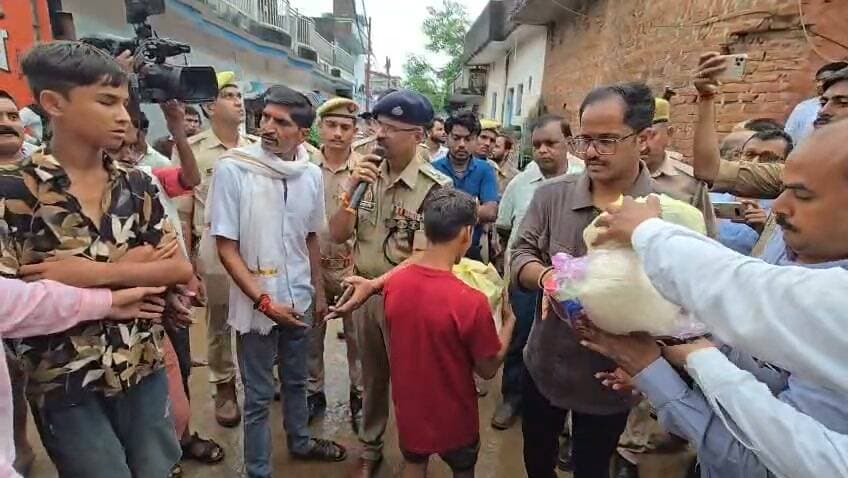 #चित्रकूट
जिला प्रशासन द्वारा लगातार भोजन सामग्री बांटी जा रही है