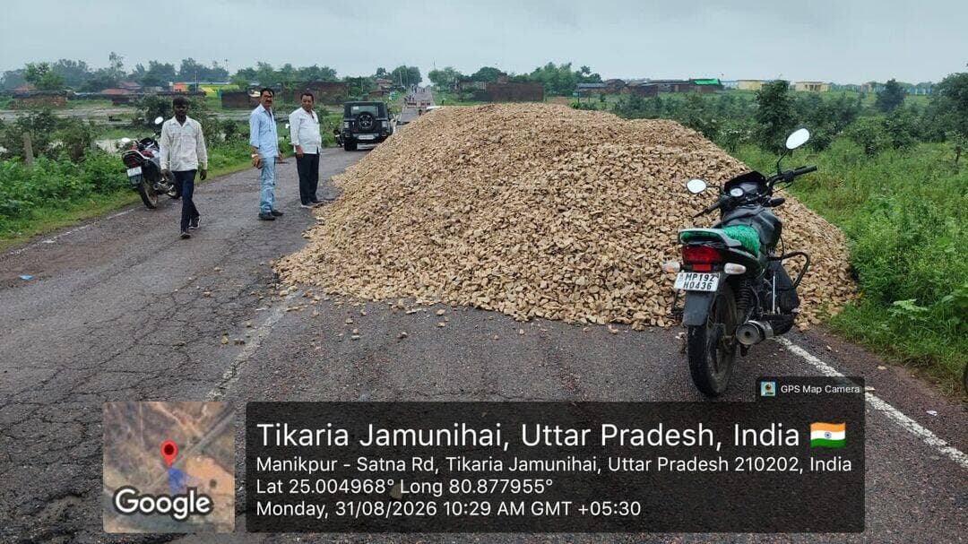 तेज बारिश से प्रभावित मार्गों के कार्य में तेजी लाने के जिलाधिकारी ने दिए निर्देश
जनपद चित्रकूट में लगातार हो रही मूसलाधार बारिश एवं तेज बहाव के कारण उत्पन्न समस्याओं के त्वरित निस्तारण हेतु जिलाधिकारी श्री पुलकित गर्ग ने मानिकपुर-सतना मुख्य मार्ग एवं टिकरिया रपटा टूट जाने से तत्काल कार्य में तेजी लाने के निर्देश लोक निर्माण विभाग एवं संबंधित विभागों को दिए हैं।
जिलाधिकारी के निर्देश के क्रम में कार्य तेजी से प्रगति पर है। उन्होंने संबंधित अधिकारियों को निर्देशित किया कि कार्य को जल्द से जल्द पूर्ण कराकर आवागमन सुचारु कराया जाए, ताकि आमजन को किसी प्रकार की असुविधा न हो। साथ ही कार्य की निरंतर निगरानी सुनिश्चित करने के निर्देश दिए।