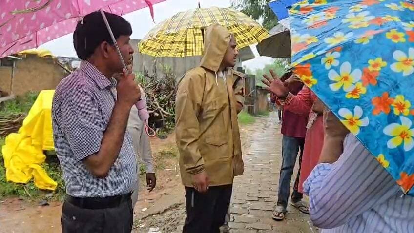 जिलाधिकारी एवं पुलिस अधीक्षक ने बाढ़ प्रभावित अमानपुर के मजरा बहादुरपुर वह कुशवाहा का पुरवा का किया निरीक्षण
लेखपाल को निर्देश की मकान, सब्जी, फसल आदि का आकलन अलग अलग कराकर रिपोर्ट प्रेषित करें -जिलाधिकारी
जनपद में लगातार हो रही बारिश के दृष्टिगत जिलाधिकारी श्री पुलकित गर्ग एवं पुलिस अधीक्षक श्री अरुण कुमार सिंह ने ग्राम पंचायत अमानपुर के मजरा बहादुरपुर एवं कुशवाहा पुरवा का निरीक्षण कर बाढ़ प्रभावित क्षेत्र की स्थिति का जायजा लिया।
इस दौरान अधिकारियों ने स्थानीय नागरिकों एवं प्रभावित परिवारों से बाढ़ से हुई क्षति की जानकारी ली। जिलाधिकारी ने क्षेत्रीय लेखपाल को निर्देशित किया कि प्रभावित परिवारों का मकान, सब्जी एवं फसल आदि से हुई क्षति का आकलन अलग-अलग किया जाता है। पात्र लाभार्थियों का नियमानुसार सर्वे एवं आकलन अतिशीघ्र कराकर रिपोर्ट प्रेषित करें।
जिलाधिकारी ने प्रभावित परिवारों को लगभग 400 लंच पैकेट वितरित किए।
जिलाधिकारी ने कहा कि उत्तर प्रदेश सरकार के निर्देशों के क्रम में जिला प्रशासन द्वारा बाढ़ प्रभावित लोगों को हर संभव सहायता एवं राहत उपलब्ध कराने के लिए निरंतर प्रयास किए जा रहे हैं।