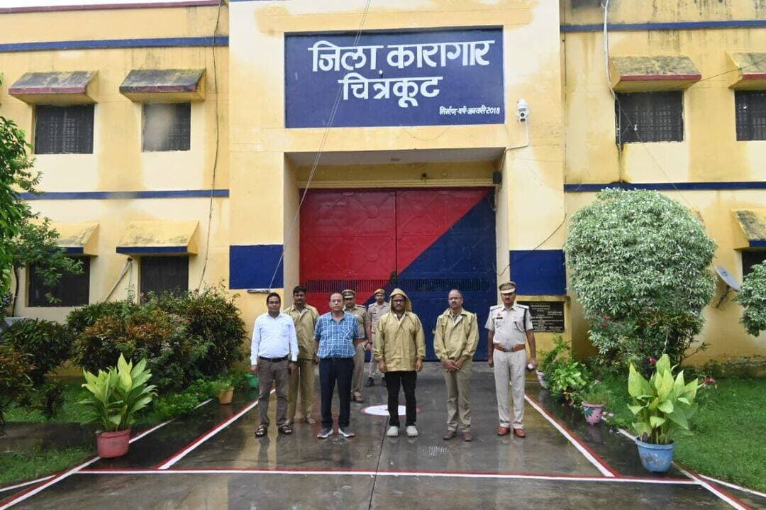 जिलाधिकारी एवं पुलिस अधीक्षक ने जिला कारागार का किया आकस्मिक निरीक्षण
जिलाधिकारी पुलकित गर्ग एवं पुलिस अधीक्षक अरुण कुमार सिंह द्वारा जिला कारागार का आकस्मिक निरीक्षण किया गया। निरीक्षण के दौरान अधिकारियों ने कारागार की सुरक्षा व्यवस्था, सीसीटीवी कैमरों एवं पीए सिस्टम की स्थिति का जायजा लिया तथा संबंधित अधिकारियों को आवश्यक दिशा-निर्देश दिए।
जिलाधिकारी ने कारागार प्रशासन को निर्देशित किया कि सुरक्षा व्यवस्था में किसी भी प्रकार की लापरवाही न बरती जाए तथा कारागार में तैनात अधिकारी एवं कर्मचारी पूरी मुस्तैदी एवं सतर्कता के साथ अपने दायित्वों का निर्वहन करें। उन्होंने सीसीटीवी कैमरों एवं अन्य सुरक्षा उपकरणों को सदैव क्रियाशील रखने तथा नियमित रूप से उनकी निगरानी सुनिश्चित करने के निर्देश दिए।
उन्होंने कहा कि बंदियों के स्वास्थ्य के दृष्टिगत समय-समय पर स्वास्थ्य शिविर आयोजित कर उनका स्वास्थ्य परीक्षण कराया जाए तथा आवश्यकतानुसार उपचार एवं दवाओं की उपलब्धता सुनिश्चित की जाए।
जिलाधिकारी ने कारागार में बंदियों को उपलब्ध कराए जा रहे भोजन की गुणवत्ता का भी जायजा लिया। उन्होंने निर्देश दिए कि बंदियों को निर्धारित मीनू के अनुसार गुणवत्तापूर्ण भोजन उपलब्ध कराया जाए तथा भोजन की गुणवत्ता एवं स्वच्छता पर विशेष ध्यान रखा जाए।
निरीक्षण के दौरान अधिकारियों ने कारागार की व्यवस्थाओं को सुव्यवस्थित बनाए रखने तथा शासन द्वारा निर्धारित मानकों एवं दिशा-निर्देशों का शत-प्रतिशत अनुपालन सुनिश्चित करने के निर्देश संबंधित अधिकारियों को दिए।