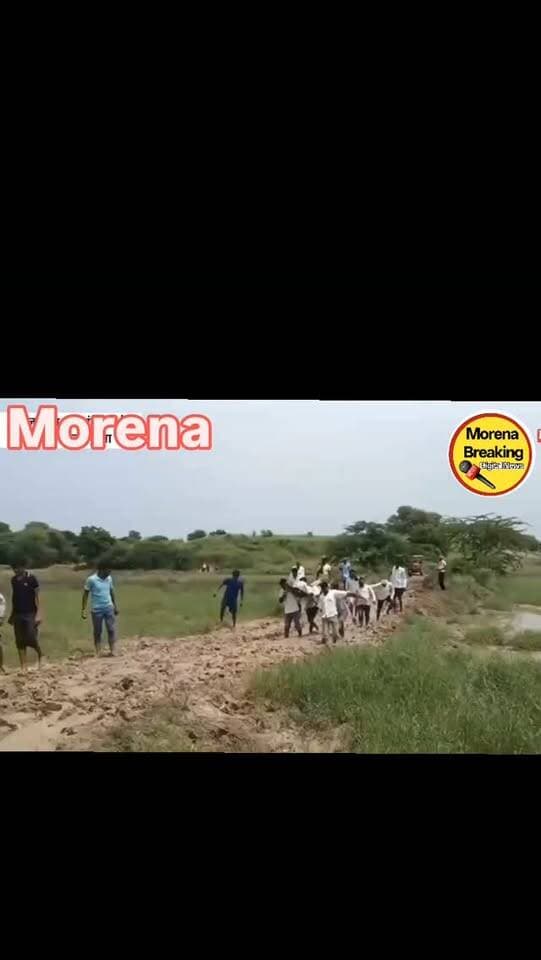 #मुरैना! सड़क को लेकर फूटा ग्रामीणों का गुस्सा, आज़ादी के बाद भी ग्रामीणों को नसीब नहीं हुई सड़क!👇
मुरैना। जिले की जखोना ग्राम पंचायत के महुखेड़ा गांव में सड़क की बदहाल स्थिति को लेकर ग्रामीणों में भारी आक्रोश है। ग्रामीणों ने वीडियो जारी कर मुख्यमंत्री डॉ. मोहन यादव से गांव में सड़क निर्माण कराने की मांग की है। साथ ही जिला प्रशासन को चेतावनी दी है कि यदि समस्या का समाधान नहीं हुआ तो मंगलवार को जनसुनवाई के दिन ग्रामीण कलेक्ट्रेट पहुंचकर धरना देंगे।
#collectormorena #spmorena
#मुरैना महुखेड़ा जखोना सड़क_समस्या ग्रामीणों_का_आक्रोश कलेक्ट्रेट_धरना जनसुनवाई मुरैना_प्रशासन सड़क_निर्माण छात्र_की_गुहार DrMohanYadav BJPMadhyaPradesh PROMorena Morena @ morena breaking CollectorOfficeMorena IndianNationalCongressMadhyaPradesh
