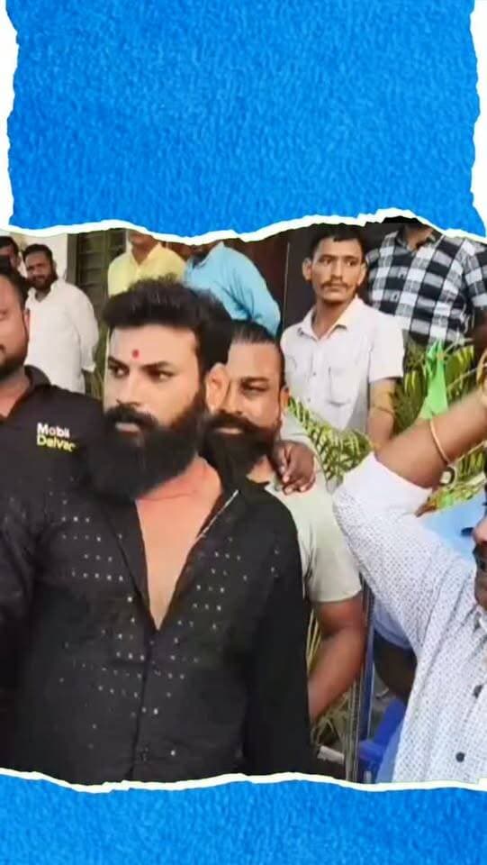 भाजपा में टिकट वितरण को लेकर बवाल, भाजपा कार्यकाल में लगाए कांग्रेस जिन्दाबाद के नारे
डूंगरपुर नगर निकाय चुनाव से पहले भाजपा में टिकट वितरण को लेकर अंदरूनी नाराजगी खुलकर सामने आ गई है। सोमवार को बड़ी संख्या में भाजपा कार्यकर्ता तिजवड़ स्थित पार्टी कार्यालय पहुंचे और नगर अध्यक्ष व जिला महामंत्री के सामने जमकर विरोध जताया।
कार्यकर्ताओं ने आरोप लगाया कि कुछ वार्डों में अपेक्षित विकास कार्य नहीं हुए, इसके बावजूद एक ही परिवार को दोबारा टिकट देने की चर्चा से कार्यकर्ताओं में आक्रोश है। उन्होंने टिकट वितरण में पार्टी के प्रति समर्पण, जनाधार और वार्ड में किए गए कार्यों को प्राथमिकता देने की मांग की।
विरोध के दौरान कुछ देर तक माहौल गरम रहा। पदाधिकारियों ने कार्यकर्ताओं की आपत्तियां सुनीं और उनकी बात वरिष्ठ नेतृत्व तक पहुंचाने का आश्वासन दिया। साथ ही संगठन की एकजुटता बनाए रखने की अपील की। टिकट वितरण से पहले भाजपा में उठा यह विरोध चुन�