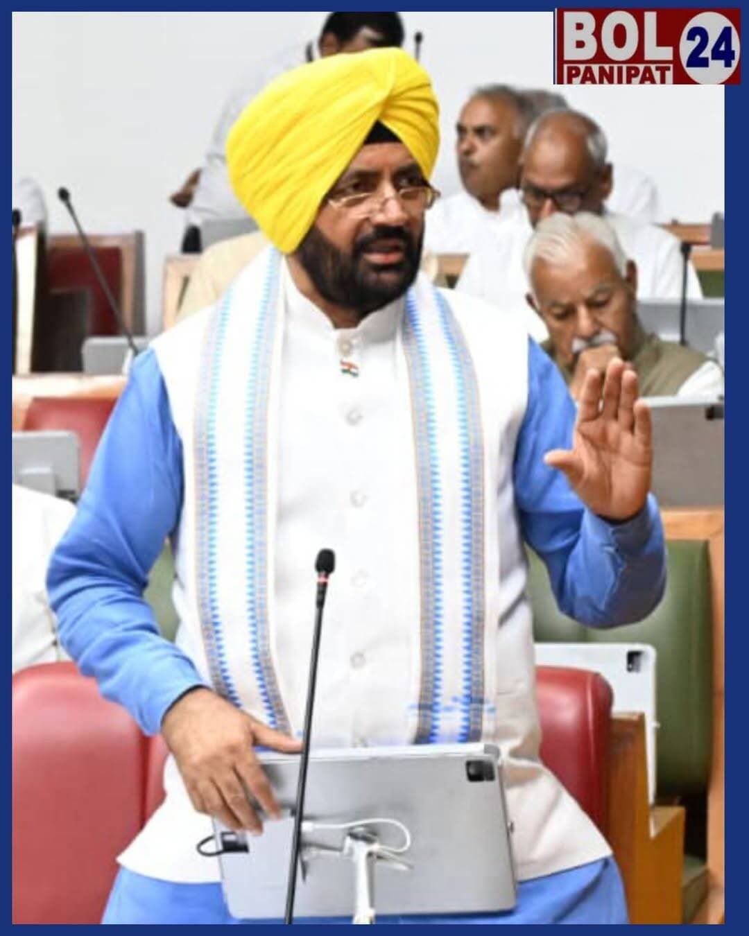 सदन में प्रदेश के विकास पर चर्चा होनी चाहिए, न कि नारेबाजी – मुख्यमंत्री नायब सिंह सैनी
हरियाणा के मुख्यमंत्री नायब सिंह सैनी ने सोमवार को विधानसभा में कहा कि यह सदन प्रदेश के विकास और जनहित से जुड़े विषयों पर सार्थक चर्चा के लिए है और इसकी गरिमा बनाए रखना सभी सदस्यों की जिम्मेदारी है।
मुख्यमंत्री ने पूर्व मुख्यमंत्री भूपेंद्र सिंह हुड्डा द्वारा उठाए गए विषय पर जवाब देते हुए कहा कि श्री हुड्डा इस सदन के बहुत वरिष्ठ एवं सम्मानित सदस्य हैं और हम उनसे सीखते भी हैं, हालांकि हम उस रास्ते पर नहीं चलते, जो ये सिखाते हैं। हमारा रास्ता अलग है। मुख्यमंत्री ने कहा कि वे श्री हुड्डा का पूरा सम्मान करते हैं। उनके द्वारा कही गई बात की पूरी कार्यवाही और संदर्भ को देखा जा सकता है। उनका किसी का अपमान करने का कोई आशय नहीं था।
नायब सिंह सैनी ने कहा कि विपक्ष के सदस्य बार-बार खड़े होकर इस महान सदन के भीतर नारे लगा रहे थे, जबकि यहां हरियाणा प्रदेश के विकास से जुड़े विषयों पर चर्चा होनी चाहिए। विधानसभा अध्यक्ष द्वारा सदस्यों से चैंबर में आकर वीडियो देखने के लिए कहे जाने के बावजूद सदन में फिर वही नारे लगाए गए।
मुख्यमंत्री ने स्पष्ट किया कि कांग्रेस सदस्यों द्वारा लगातार यह नारे लगाए जा रहे थे कि "इनकी तरफ से गुंडागर्दी की जा रही है।" इसी संदर्भ में उन्होंने केवल इतना कहा था कि “गुंडागर्दी हमारी तरफ से नहीं चल रही है, आपकी तरफ से चल रही है।” उन्होंने केवल यही शब्द कहे थे और इसमें कोई असंसदीय बात नहीं है।