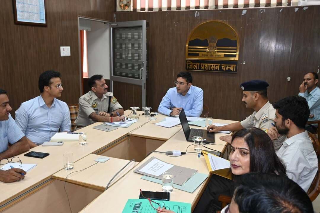 नशे की तस्करी और बिक्री में संलिप्त दोषियों पर हो कड़ी कार्रवाई : उपायुक्त मुकेश रेपस्वाल
अवैध गतिविधियों से अर्जित संपत्तियों पर भी नियमानुसार कार्रवाई के निर्देश
चंबा में वर्ष 2026 में 30 अगस्त तक नशा तस्करी के 62 मामले दर्ज, 88 आरोपी गिरफ्तार
सुरेंद्र ठाकुर
चंबा, 31 अगस्त 2026
जिला चंबा में नशे के अवैध कारोबार पर प्रभावी अंकुश लगाने के लिए प्रशासन और पुलिस द्वारा कार्रवाई लगातार जारी है। उपायुक्त मुकेश रेपस्वाल ने संबंधित अधिकारियों को नशे की तस्करी एवं बिक्री में संलिप्त व्यक्तियों के विरुद्ध नियमानुसार कड़ी कार्रवाई सुनिश्चित करने के निर्देश दिए हैं। उन्होंने कहा कि नशे के अवैध कारोबार से अर्जित संपत्तियों के विरुद्ध भी कानून के तहत आवश्यक कार्रवाई अमल में लाई जाए।
उपायुक्त सोमवार को राष्ट्रीय सूचना विज्ञान केंद्र के वीडियो कॉन्फ्रेंसिंग कक्ष में आयोजित जिला स्तरीय नार्को समन्वय समिति (एनकार्ड) की बैठक की अध्यक्षता कर रहे थे। बैठक में जिले में मादक पदार्थों की रोकथाम के लिए किए जा रहे प्रयासों, नशे के दुष्प्रभावों को लेकर जनजागरूकता तथा विभिन्न विभागों की भूमिका की विस्तृत समीक्षा की गई।
कोटपा अधिनियम का पालन सख्ती से करवाने के निर्देश
उपायुक्त ने संबंधित एसडीएम, पुलिस अधिकारियों तथा अन्य विभागीय अधिकारियों को कोटपा अधिनियम के प्रावधानों का सख्ती से पालन सुनिश्चित करने के निर्देश दिए। उन्होंने तंबाकू उत्पादों की अवैध बिक्री तथा सार्वजनिक स्थानों पर धूम्रपान के मामलों में प्रभावी कार्रवाई करने को कहा। चबाने वाले तंबाकू उत्पादों की बिक्री पर भी नियमानुसार आवश्यक कार्रवाई करने के निर्देश दिए गए।
उन्होंने फर्जी चिकित्सकों के विरुद्ध भी नियमानुसार कार्रवाई सुनिश्चित करने को कहा। साथ ही जिला आयुष अधिकारी को अनधिकृत रूप से आयुर्वेदिक दवाइयों की बिक्री करने वालों के विरुद्ध कार्रवाई के निर्देश जारी किए।
पर्यटन स्थलों पर लगेंगी डिजिटल स्क्रीन
बैठक में नशे के विरुद्ध जनजागरूकता अभियान को और प्रभावी बनाने के लिए जिले के प्रमुख पर्यटन स्थलों बनीखेत और डलहौजी में उपयुक्त स्थानों पर डिजिटल स्क्रीन स्थापित करने का निर्णय लिया गया। इन स्क्रीन के माध्यम से लोगों एवं पर्यटकों को नशे के दुष्प्रभावों तथा नशा विरोधी संदेशों के प्रति जागरूक किया जाएगा।
उपायुक्त ने विभिन्न विभागों द्वारा जागरूकता गतिविधियों के लिए प्रशिक्षित किए गए मानव संसाधन की क्षमता का प्रभावी उपयोग सुनिश्चित करने के निर्देश भी दिए।
2026 में 62 मामले, 88 आरोपी गिरफ्तार
जिला पुलिस के आंकड़ों के अनुसार मादक पदार्थों की तस्करी एवं अवैध कारोबार के विरुद्ध चलाए जा रहे विशेष अभियान के तहत वर्ष 2026 में 30 अगस्त तक कुल 62 मामले दर्ज किए गए हैं।
इस दौरान पुलिस ने 17.516 किलोग्राम चरस बरामद कर 30 व्यक्तियों को गिरफ्तार किया। वहीं 548.8 ग्राम चिट्टा बरामद करते हुए 57 व्यक्तियों को गिरफ्तार किया गया।
चिट्टा से संबंधित कार्रवाई के दौरान पुलिस ने 216.900 ग्राम सोना, 479 ग्राम चांदी, दो आईफोन तथा 64,640 रुपये नकद भी बरामद किए हैं।
इसके अतिरिक्त पुलिस ने 2.169 किलोग्राम पोपी हस्क बरामद कर एक व्यक्ति को गिरफ्तार किया है, जबकि 868 पोपी के पौधे भी बरामद किए गए हैं।
आंकड़ों के मुताबिक वर्ष 2026 में 30 अगस्त तक नशा तस्करी से संबंधित मामलों में कुल 88 व्यक्तियों को गिरफ्तार किया जा चुका है।
जिला चंबा पुलिस द्वारा नशे के अवैध कारोबार एवं तस्करी में संलिप्त व्यक्तियों के विरुद्ध अभियान लगातार जारी है। प्रशासन ने भी स्पष्ट किया है कि नशे के कारोबार पर रोक लगाने के साथ-साथ युवाओं और आम जनता को इसके दुष्प्रभावों के प्रति जागरूक करना प्राथमिकता में शामिल है।
बैठक में पुलिस अधीक्षक विजय कुमार सकलानी, एसडीएम चिराग शर्मा, सहायक आयुक्त राज्य कर एवं आबकारी राहुल, उपनिदेशक कृषि डॉ. भूपेंद्र सिंह, जिला कार्यक्रम अधिकारी स्वास्थ्य डॉ. कर्ण हितैषी, जिला कल्याण अधिकारी मंजुल ठाकुर, जिला आयुष अधिकारी डॉ. अनिता शर्मा, प्राचार्य राजकीय स्नातकोत्तर महाविद्यालय राकेश राठौर, सहस्राब्दी बहु तकनीकी संस्थान के पुनीत महाजन, ओएसडी शिक्षा उमाकांत आनंद सहित विभिन्न विभागों के अधिकारी उपस्थित रहे।
#PangiLiveNews #ChambaNews #चंबा #हिमाचलप्रदेश #नशामुक्तभारत #नशाविरोधीअभियान #DrugFreeIndia #DrugFreeChamba #नशातस्करी #नशेकेखिलाफजंग #चिट्टा #चरस #ChambaPolice #PoliceAction #मुकेशरेपस्वाल #एनकार्ड #NarcoticsControl #AntiDrugCampaign #HimachalNews #BreakingNews #LatestNews