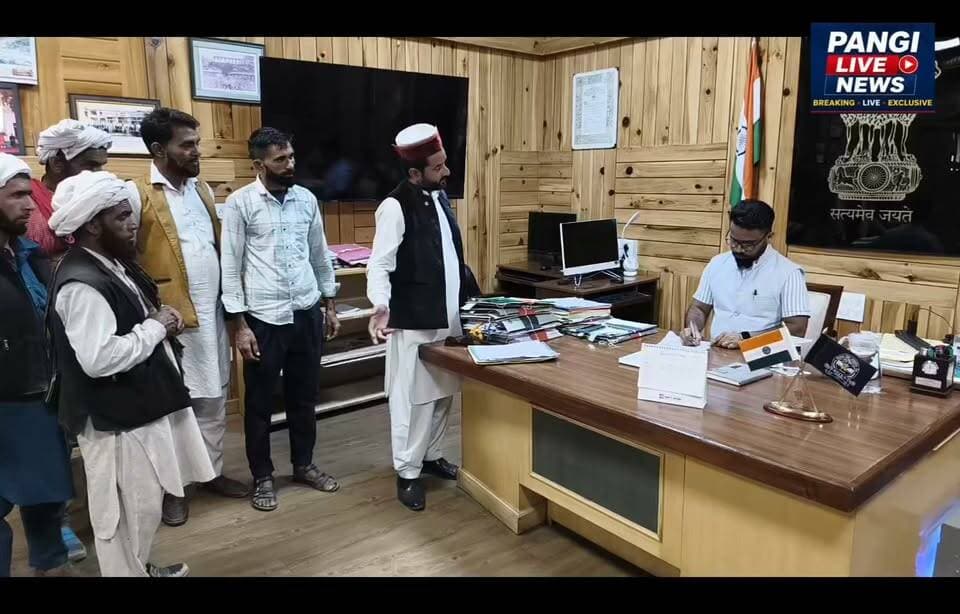आसमानी बिजली गिरने से 15 भैंसों की मौत, पीड़ित परिवार ने प्रशासन से मांगी आर्थिक सहायता
सुरेंद्र ठाकुर
चंबा, 31 अगस्त
जिला चंबा के कुरेना तहसील के गांव उभई में प्राकृतिक आपदा से पशुपालक परिवार को भारी नुकसान हुआ है। 13 अगस्त 2026 को क्षेत्र में हुई भारी बारिश और खराब मौसम के दौरान आसमानी बिजली गिरने से 15 भैंसों की मौत हो गई।
पीड़ित परिवार के अनुसार, ये पशु उनकी आजीविका का मुख्य साधन थे। एक साथ 15 भैंसों की मौत होने से परिवार को बड़ा आर्थिक नुकसान उठाना पड़ा है और उनकी आजीविका भी प्रभावित हुई है।
इस संबंध में प्रभावित परिवार की ओर से 31 अगस्त को उपायुक्त चंबा को लिखित प्रार्थना पत्र सौंपकर मामले में प्रशासन से राहत की गुहार लगाई गई है। प्रार्थना पत्र में मांग की गई है कि संबंधित राजस्व विभाग के अधिकारियों के माध्यम से मौके का निरीक्षण करवाकर नुकसान का आकलन किया जाए।
पीड़ित परिवार ने प्रशासन से प्राकृतिक आपदा के तहत निर्धारित नियमों के अनुसार 15 भैंसों की मौत के एवज में उचित सरकारी आर्थिक सहायता/राहत राशि प्रदान करने की मांग की है।
परिवार का कहना है कि अचानक हुई इस प्राकृतिक आपदा ने उनकी आर्थिक स्थिति पर गंभीर असर डाला है। अब उन्हें प्रशासन से शीघ्र राहत मिलने की उम्मीद है।
#Chamba #ChambaNews #HimachalPradesh #NaturalDisaster #Lightning #AnimalLoss #Relief #PangiLiveNews