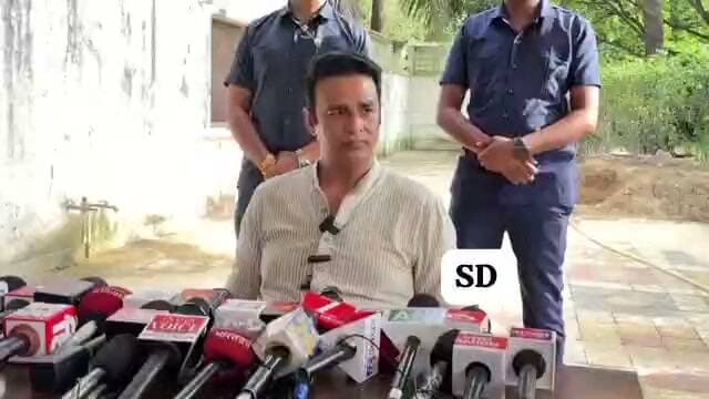 सियासी घमासान......!!*
👉संगीत सोम का अखिलेश यादव पर सीधा वार: BJP नेता संगीत सिंह सोम ने जुबानी हमला बोलते हुए *अखिलेश यादव को "अपराधियों का अब्बा" बता दिया है।*
👉मेरठ से UP की राजनीति में उबाला: सोम के इस तीखे और विवादित बयान के बाद प्रदेश का सियासी पारा अचानक सातवें आसमान पर पहुंच गया है।
👉सपा-बीजेपी में जुबानी जंग तेज: चुनावी माहौल के बीच आए इस चटपटे बयान पर अब समाजवादी पार्टी की ओर से भी पलटवार की पूरी तैयारी है।