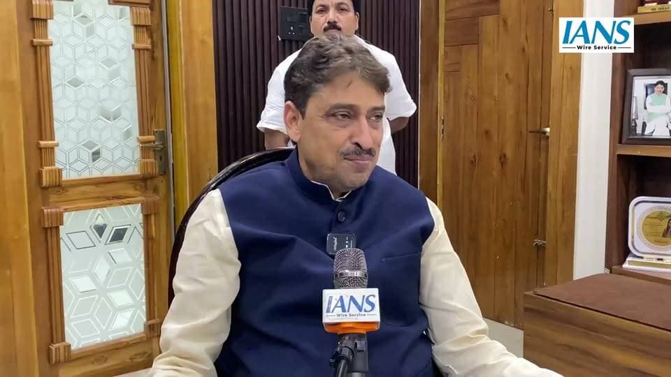 दि सहारनपुर वॉइस/न्यूज़ 7
सच्चाई के साथ हरदम
🔥 अखिलेश यादव के सवालों पर इमरान मसूद का सीधा और करारा जवाब! 🔥
👉🏾 फ्री बस सेवा को लेकर बोले इमरान मसूद—“यह कोई अलादीन का चिराग नहीं, रातों-रात हर समस्या गायब नहीं हो सकती”
सहारनपुर। फ्री बस सेवा को लेकर सियासी बहस के बीच कांग्रेस सांसद इमरान मसूद ने सपा अध्यक्ष अखिलेश यादव के सवालों पर खुलकर जवाब दिया। उन्होंने कहा कि इतनी बड़ी आबादी वाले प्रदेश में किसी भी बड़ी योजना के संचालन के दौरान कहीं-कहीं दिक्कतें आना स्वाभाविक है। यह कोई अलादीन का चिराग नहीं है कि रातों-रात हर समस्या गायब हो जाए।
इमरान मसूद के इस बयान के बाद सपा-कांग्रेस के बीच चल रही सियासी खींचतान एक बार फिर चर्चा में आ गई है। सहारनपुर से लेकर लखनऊ तक दोनों दलों के कार्यकर्ताओं के बीच टकराव और शिकायतों का दौर गठबंधन के भीतर बढ़ती दूरी के संकेत दे रहा है।
सियासी गलियारों में अब बड़ा सवाल यही है—जब गठबंधन में शामिल दल अपने ही कार्यकर्ताओं और नेताओं के बीच तालमेल नहीं बैठा पा रहे हैं, तो जनता को स्थिर और प्रभावी व्यवस्था देने का दावा कितना मजबूत है?
🔥 इमरान मसूद का बयान अब सपा-कांग्रेस के रिश्तों में नई सियासी बहस को जन्म देता नजर आ रहा है।
#इमरान_मसूद #अखिलेश_यादव #सपा #कांग्रेस #सहारनपुर #उत्तरप्रदेश_राजनीति #राजनीति #सपा_कांग्रेस #News7 #TheSaharanpurVoice