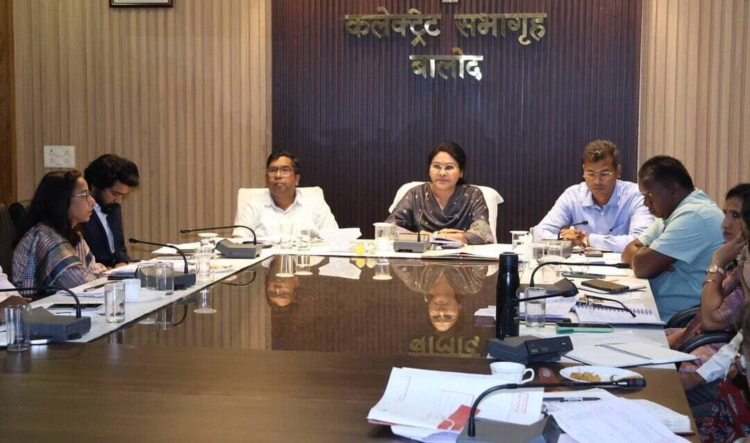 सीएम हेल्पलाइन के लंबित आवेदनों का प्राथमिकता से
होगा निराकरण।
कलेक्टर श्रीमती दिव्या उमेश मिश्रा ने आज साप्ताहिक समय-सीमा की बैठक में जिले के सभी अधिकारियों को सीएम हेल्पलाइन 1076 के माध्यम से प्राप्त आवेदनों का विशेष प्राथमिकता के साथ निर्धारित समयावधि में निराकरण सुनिश्चित करने के निर्देश दिए हैं।
#BalodDistrict
#Chhattisgarh
