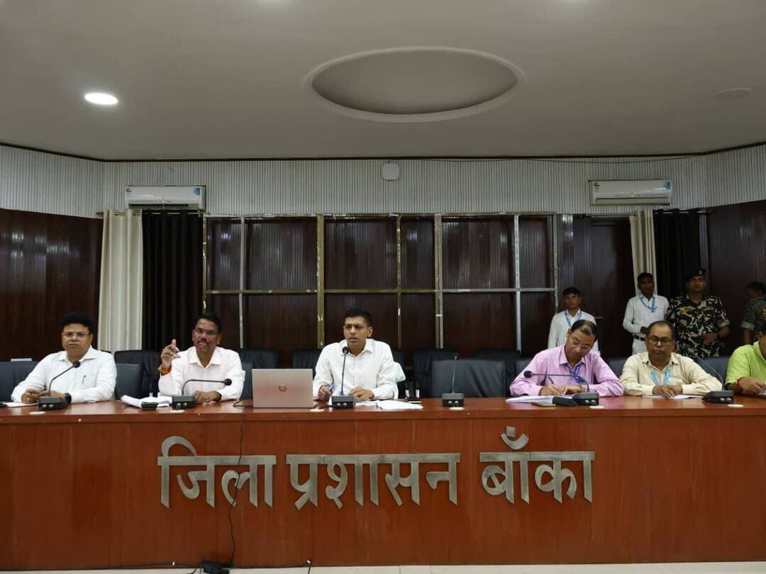 जिला पदाधिकारी, बांका श्री अंशुल अग्रवाल की अध्यक्षता में सोमवार को समाहरणालय सभागार में सभी जिला स्तरीय पदाधिकारियों के साथ सोमवारीय समीक्षा बैठक आयोजित की गई।
समीक्षा के क्रम में जिला पदाधिकारी ने CWJC, MJC, नीलाम पत्रवाद, सेवा संवाद, आयुक्त कार्यालय, मानवाधिकार, मुख्यमंत्री डैशबोर्ड, फार्मर रजिस्ट्री, डिजिटल क्रॉप सर्वे सहित अन्य से संबंधित लंबित मामलों की भी समीक्षा की।
समीक्षा के दौरान गत सप्ताह एवं वर्तमान सप्ताह की स्थिति की तुलनात्मक समीक्षा की गई। समीक्षा में पाया गया कि अपर समाहर्ता, बांका के स्तर पर विगत सप्ताह 156 मामलों का निष्पादन किया गया। वहीं, उप विकास आयुक्त, बांका के स्तर पर विगत सप्ताह 291 मामलों का निष्पादन किया गया। जिला पदाधिकारी द्वारा लंबित मामलों का शीघ्र निष्पादन सुनिश्चित करने हेतु संबंधित पदाधिकारियों को आवश्यक दिशा-निर्देश दिया गया।
बैठक में आपदा के कारण मृत्यु होने की स्थिति में देय मुआवजा राशि के लंबित भुगतान से संबंधित मामलों की भी समीक्षा की गई। समीक्षा के क्रम में पाया गया कि इस सप्ताह 03 नए मामले प्राप्त हुए हैं, जबकि 10 मामलों का निष्पादन कर दिया गया है। जिला पदाधिकारी द्वारा लंबित मामलों का शीघ्र निष्पादन करते हुए पात्र लाभुकों को मुआवजा राशि का भुगतान सुनिश्चित करने का निर्देश दिया गया।
बैठक में ‘सहयोग शिविर’ के दौरान प्राप्त मामलों की भी समीक्षा की गई। समीक्षा के क्रम में पाया गया कि इस सप्ताह 157 नए मामले प्राप्त हुए, जबकि 491 मामलों में उच्च स्तरीय समिति द्वारा अनुपालन/रिव्यू किया गया।
जिला पदाधिकारी ने निर्देश दिया कि 1-स्टार एवं 2-स्टार रेटिंग वाले सभी मामलों की संबंधित जिला स्तरीय टीम द्वारा प्राथमिकता के आधार पर जांच की जाए तथा शिकायतों का गुणवत्तापूर्ण, त्वरित एवं संतोषजनक समाधान सुनिश्चित किया जाए। उन्होंने लंबित मामलों के निष्पादन में किसी भी प्रकार की शिथिलता नहीं बरतने तथा शिकायतकर्ताओं को समयबद्ध रूप से समाधान उपलब्ध कराने का निर्देश दिया।
जिला पदाधिकारी द्वारा नीलाम पत्रवाद से संबंधित मामलों के निष्पादन की भी विस्तृत समीक्षा की गई। समीक्षा के क्रम में उन्होंने लंबे समय से लंबित मामलों को प्राथमिकता के आधार पर निष्पादित करने का निर्देश दिया। उन्होंने सभी संबंधित नीलाम पत्र पदाधिकारियों को प्रति सप्ताह नियमित रूप से न्यायालय (कोर्ट) लगाने तथा लंबित मामलों के निष्पादन हेतु कार्ययोजना तैयार कर प्रभावी कार्रवाई सुनिश्चित करने का निर्देश दिया।
जिला पदाधिकारी ने सभी नीलाम पत्र पदाधिकारियों को सोमवारीय बैठक में अनिवार्य रूप से उपस्थित रहने का निर्देश दिया। उन्होंने कहा कि बैठक में अनुपस्थित रहने वाले पदाधिकारियों से स्पष्टीकरण प्राप्त किया जाए तथा उनके विरुद्ध नियमानुसार आवश्यक कार्रवाई की जाए।
विशिष्ट दिव्यांगता प्रमाण-पत्र के तहत प्राप्त आवेदनों की समीक्षा करते हुए जिला पदाधिकारी द्वारा संबंधित पदाधिकारियों को सभी आवेदनों की जांच शीघ्र पूर्ण कर पात्र लाभुकों को प्रमाण-पत्र निर्गत करने हेतु निर्देशित किया गया। समीक्षा के क्रम में बताया गया कि वर्तमान सप्ताह में कुल 117 दिव्यांगजनों को प्रमाण-पत्र निर्गत किए गए हैं।
जिला पदाधिकारी ने लंबित आवेदनों की जांच में तेजी लाने तथा पात्र लाभुकों को समयबद्ध तरीके से प्रमाण-पत्र उपलब्ध कराने का निर्देश दिया।
प्रधानमंत्री सूर्य घर योजना की समीक्षा के क्रम में जिला पदाधिकारी द्वारा योजना के तहत प्राप्त आवेदनों एवं अब तक की प्रगति की विस्तृत समीक्षा की गई। समीक्षा के दौरान बताया गया कि जिले में अब तक कुल 1,044 आवेदन प्राप्त हुए हैं, जिनमें से 188 सोलर रूफटॉप सिस्टम स्थापित किए जा चुके हैं।
जिला पदाधिकारी ने शेष आवेदनों के निष्पादन में तेजी लाने तथा पात्र लाभुकों के घरों पर सोलर रूफटॉप सिस्टम की स्थापना का कार्य समयबद्ध एवं गुणवत्तापूर्ण तरीके से सुनिश्चित करने का निर्देश दिया।
पेंशनधारियों के जीवन प्रमाणीकरण के संबंध में जिला पदाधिकारी द्वारा निर्देश दिया गया कि जीवन प्रमाणीकरण का कार्य जल्द से जल्द पूर्ण कराना सुनिश्चित किया जाए। उन्होंने निर्देशित किया कि जीवन प्रमाणीकरण में आ रही बाधाओं एवं लंबित आवेदनों का शीघ्र निराकरण किया जाए।
उन्होंने इस कार्य को अभियान के रूप में पूर्ण करने हेतु पंचायत सचिव, CSC संचालकों सहित अन्य संबंधित कर्मियों एवं जनप्रतिनिधियों का सहयोग लेने का निर्देश दिया, ताकि अधिक से अधिक पेंशनधारियों का समयबद्ध रूप से जीवन प्रमाणीकरण सुनिश्चित किया जा सके।