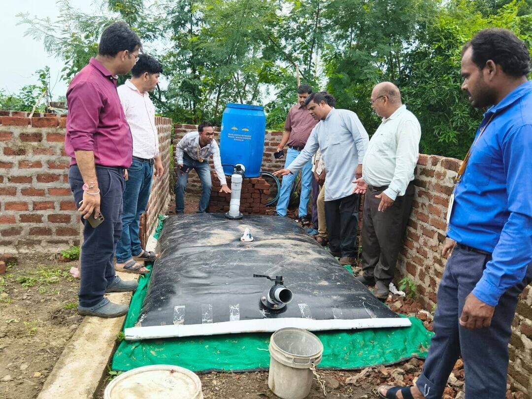 ➡️ प्राकृतिक खेती को बढ़ावा देने किसानों के खेतों का किया भ्रमण
प्राकृतिक खेती को बढ़ावा देने एवं किसानों को जैविक एवं प्राकृतिक कृषि पद्धतियों के प्रति प्रोत्साहित करने के उद्देश्य से ग्राम तिनसुवा में किसानों के खेतों का भ्रमण किया गया। इस दौरान प्राकृतिक खेती कर रहे किसानों के खेतों पर पहुंचकर खेती की विभिन्न गतिविधियों का अवलोकन किया गया और किसानों से चर्चा की गई। भ्रमण के दौरान आत्मा परियोजना के संचालक श्री एम.के. प्रजापति, डॉ. शैलेष पाण्डेय, श्री लोकेंद्र जाटव, श्री विपिन जैन एवं मानव विकास सेवा संघ के संचालक फादर थॉमस फिलिप उपस्थित रहे।
अधिकारियों एवं टीम के सदस्यों ने किसानों के खेतों में लगाए गए जीवामृत ट्यूब के माध्यम से तैयार किए जा रहे जैव अमृत की प्रक्रिया को देखा। किसानों द्वारा जैव अमृत तैयार करने, खेतों में उसके उपयोग तथा उससे होने वाले लाभों की जानकारी भी ली गई। विजिट के दौरान किसानों ने बताया कि प्राकृतिक खेती में जैव अमृत का उपयोग उनके लिए काफी उपयोगी साबित हो रहा है। किसानों ने इस विधि को सरल, प्रभावी एवं लाभकारी बताते हुए इसकी सराहना की और प्राकृतिक खेती को आगे बढ़ाने में रुचि व्यक्त की। मानव विकास सेवा संघ की ओर से किसान सहयोगी टीम के परियोजना समन्वयक श्री चंद्रकिशोर नरवरे एवं श्री निलेश पटेल ने खेत भ्रमण एवं किसानों से संवाद कराने में सहयोग प्रदान किया।
CM Madhya Pradesh Dr Mohan Yadav Jansampark Madhya Pradesh <nis:link nis:type=tag nis:id=jansamparkmp nis:value=JansamparkMP nis:enabled=true nis:link/> <nis:link nis:type=tag nis:id=sagar nis:value=sagar nis:enabled=true nis:link/>