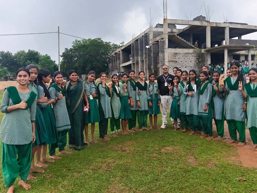 राष्ट्रीय खेल दिवस के अवसर पर उत्क्रमित +2 उच्च विद्यालय दुम्मा, जमुआ में तीन दिवसीय खेल कूद का आयोजन किया गया। झारखण्ड शिक्षा परियोजना परिषद रांची एवं शिक्षा मंत्रालय भारत सरकार के निर्देश के आलोक में हॉकी के जादूगर मेजर ध्यानचंद को पुष्पांजलि, खेल शपथ ग्रहण, कबड्डी, दौड़, फुटबॉल, रस्साकशी, चम्मच गोली दौड़, पिटी एवं अन्य स्वास्थ्य संबंधी गतिविधियों का आयोजन नए विद्यालय परिसर बरोटांड में किया गया।
खेल का नेतृत्व सहायक शिक्षक संजय कुमार, किशोर कुमार, टहल रबिदास, फूलमती कुमारी ने किया वहीं मनोज कुमार ने ब्रिक्स में भारत की भूमिका पर प्रकाश डाला और जीवन में खेल के महत्व को बताया।
राष्ट्रीय खेल दिवस के अंतिम दिन रविवार को प्रभारी प्राचार्य बिनोद कुमार ने सभी शिक्षकों की उपस्थिति में विभिन्न खेलों में बेहतरीन प्रदर्शन करने वाले छात्र छात्राओं को पुरस्कृत किया गया। खेल कार्यक्रम को सफल बनाने में ज्योति कुमारी, सूरज दास, विशाल कुमार, कृष्णा कुमार, सुनैना, रौशनी एवं अराधना पाठक की महत्वपूर्ण भूमिका रही। प्रभारी प्रचार्य बिनोद कुमार ने कहा कि रविवार होने के बाबजूद छात्र छात्राओं की शानदार उपस्थिति रही।
#dumma #khelkud #rastriyakheldivas #upgradwdhighschooldumma