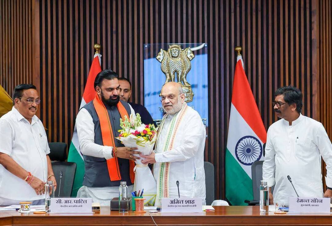 प्रधानमंत्री नरेंद्र मोदी तथा माननीय गृह मंत्री अमित शाह का आभार।
👉 26 वर्षों से लंबित विवाद का अंत, बिहार के हित में ऐतिहासिक समाधान!
बिहार और झारखंड के बीच सोन नदी के जल बंटवारे से जुड़े 26 वर्षों के पुराने विवाद का समाधान हो गया। आज नई दिल्ली में माननीय केंद्रीय गृह मंत्री श्री अमित शाह जी के नेतृत्व और माननीय केंद्रीय जल शक्ति मंत्री श्री सी. आर. पाटील जी, बिहार के मुख्यमंत्री सम्राट चौधरी, एवं झारखंड के मुख्यमंत्री हेमंत सोरेन की उपस्थिति में आयोजित बैठक में यह ऐतिहासिक सहमति बनी।
इस समझौते से बिहार के किसानों को सिंचाई के लिए जल की उपलब्धता बढ़ेगी, कृषि को मजबूती मिलेगी और राज्य के विकास को नई गति मिलेगी। यह बिहार के हित में एक बड़ी उपलब्धि है। साथ ही, झारखंड के लोगों को भी इसका लाभ मिलेगा।