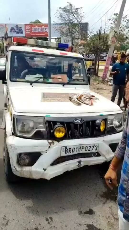📍नशे में धुत डायल 112 के चालक ने कई लोगों को रौंदा एक की हालत गंभीर 112 का चालक पुलिस हिरासत में....
बिहार के मुजफ्फरपुर में शराब के नशे में धुत होकर बीच सड़क पर कई लोगों को रौंद दिया जिसके बाद लोग आक्रोशित होकर हंगामा शुरू कर दिया जिसके बाद मौके पर पहुंची सदर थाना की पुलिस ने डायल 112 के चालक को हिरासत में ले लिया है और अब हिरासत में लिए गए डायल 112 के चालक की जांच कराई जा रही है।