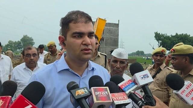 पटाखा गोदाम में भीषण धमाका,5 की मौत की सूचना; कई मकान ध्वस्त
कौशांबी। पिपरी-पुरामुफ्ती बॉर्डर पर आदिल नाम से संचालित बताए जा रहे पटाखा गोदाम में सोमवार सुबह करीब 11 बजे भीषण विस्फोट हो गया। धमाके में DM ने 5 लोगों की मौत की सूचना है, जबकि आसपास के कई मकानों के क्षतिग्रस्त और ध्वस्त होने की खबर है। पुलिस-प्रशासन और राहत-बचाव दल मौके पर पहुंचकर रेस्क्यू में जुटे हैं।
डीएम डॉ. अमित पाल शर्मा ने कहा कि मामले की प्रमुखता से जांच कराई जाएगी और जो भी दोषी पाया जाएगा, उसके खिलाफ कठोर कार्रवाई के साथ संपति ज़ब्त करते हुए मुकदमा कर कठोर कार्रवाई की जाएगी। मृतकों और घायलों की संख्या की आधिकारिक पुष्टि @cmoffice_up @upgovt @up.tak @kaushambilive