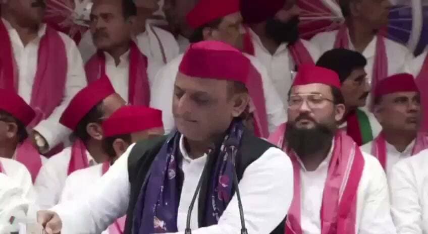 "बीजेपी AI बनाम सपा AI"
बीजेपी ने अखिलेश यादव को अराजकता से जोड़ता AI वीडियो दिखाया तो जवाब में सपा ने योगी आदित्यनाथ को चिलम और चढ़ावा चोरी से जोड़ता AI वीडियो..!
अखिलेश ने पहले अपना वीडियो दिखाया फिर योगी का..!
न्यूटन का तीसरा नियम राजनीति में भी लागू..क्रिया हुई तो प्रतिक्रिया भी आएगी..!
#trendingreels