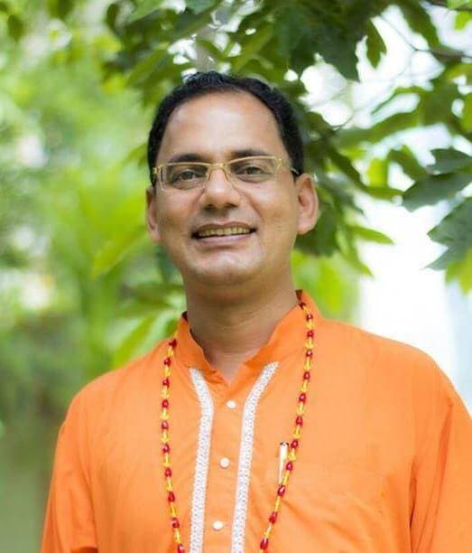 किसी का हक मारना अनुचित है : डॉ.सुरेश मिश्रा
श्री दुर्गा देवी मन्दिर पिपली (कुरुक्षेत्र) के पीठाधीश
और मां दुर्गा चेरिटेबल ट्रस्ट के अध्यक्ष ज्योतिषाचार्य और वास्तु विशेषज्ञ डॉ. सुरेश मिश्रा ने बताया कि ईमानदारी और आपसी भरोसा दो ऐसे स्तंभ हैं, जिन पर हर रिश्ता टिका होता है। जब कोई व्यक्ति किसी दूसरे का हक मारता है, चाहे वह मेहनत की कमाई हो, जमीन-जायदाद का हिस्सा हो, या कोई पुराना कर्ज हो, तो वह सिर्फ पैसे का नुकसान नहीं करता,
बल्कि एक हंसते-खेलते रिश्ते और भरोसे का कत्ल करता है।
आज के समय में यह समस्या इतनी आम हो चुकी है कि
सगे भाई-बहन, दोस्त और रिश्तेदार भी एक-दूसरे को धोखा देने से नहीं चूकते। किसी का हक या पैसा मारने के परिणाम बहुत गंभीर और दूरगामी होते हैं।
हमारे शास्त्रों और अनुसंधान में इसके मुख्य प्रभाव ये आए हैं :
1. रिश्तों का हमेशा के लिए टूटना : जमीन-जायदाद के लिए जब एक भाई दूसरे भाई या बहन का हक मारता है, तो बचपन का प्यार नफरत में बदल जाता है। त्योहारों की रौनक खत्म हो जाती है और परिवार बिखर जाते हैं।
2.दोस्ती का अंत: जब कोई दोस्त मुसीबत में लिए गए पैसे वापस नहीं करता, तो बरसों पुरानी गहरी दोस्ती एक झटके में खत्म हो जाती है।
3. मानसिक तनाव और डिप्रेशन : जिस व्यक्ति का पैसा डूबता है, वह गहरे मानसिक आघात से गुजरता है। कई बार लोग अपनी पूरी जिंदगी की जमा पूंजी खो देते हैं, जिससे वे डिप्रेशन का शिकार हो जाते हैं।
4.भरोसा उठ जाना: धोखा खाने के बाद इंसान का पूरी दुनिया और इंसानियत से भरोसा उठ जाता है। वह चाहकर भी किसी दूसरे पर विश्वास नहीं कर पाता।
5. सामाजिक बदनामी : जो व्यक्ति दूसरों का पैसा मारता है, समाज में धीरे-धीरे उसकी असलियत सबके सामने आ ही जाती है। लोग पीठ पीछे उसकी थू-थू करते हैं।
6.सामाजिक बहिष्कार: ऐसे धोखेबाज इंसान को लोग शादियों, त्योहारों या किसी भी सामाजिक कार्यक्रम में बुलाना बंद कर देते हैं। उसके बच्चों को भी समाज में शर्मिंदगी झेलनी पड़ती है।
7. आर्थिक संकट और कानूनी मुकदमों का चक्कर: हक मारने की वजह से मामले अक्सर कोर्ट-कचहरी तक पहुंच जाते हैं। जमीन-जायदाद के विवादों में सालों-साल केस चलते हैं, जिससे दोनों पक्षों का समय और पैसा बर्बाद होता है।
8.कारोबार का ठप होना: बाजार में जिस व्यक्ति की साख खराब हो जाती है, उसके साथ कोई भी नया व्यापार या लेन-देन नहीं करना चाहता। धीरे-धीरे उसका खुद का बिजनेस डूब जाता है।
9. मानसिक शांति का अंत : दूसरों का हक मारकर कोई भी इंसान कभी सुखी नहीं रह सकता। भले ही उसके पास पैसा आ जाए, लेकिन उसकी मानसिक शांति हमेशा के लिए छिन जाती है।
10.डर का साया: धोखेबाज व्यक्ति हमेशा इस डर में जीता है कि कब उसकी पोल खुल जाएगी या कब उसका शिकार उससे अपना बदला ले लेगा।
निष्कर्ष"पराया धन मिट्टी के समान होता है।" किसी मजबूर का हक मारकर या किसी का पैसा दबाकर इंसान कुछ समय के लिए अमीर जरूर दिख सकता है, लेकिन लंबी रेस में वह अपनी साख, अपने प्रियजन और अपनी मानसिक शांति सब कुछ खो देता है। मेहनत और ईमानदारी से कमाया गया एक रुपया भी उस करोड़ों रुपये से बेहतर है जो किसी की बददुआ और आंसुओं से आया हो।
ईश्वरीय कृपा से मानव जीवन मोक्ष हेतु मिलता हैं।
सभी से प्रार्थना है कि हम सभी सनातन धर्म के नियमों पर चले। ओंकार को जान कर और परमात्मा के सुमिरन में रहे।
हम सभी प्रतिदिन साधना , सेवा, परोपकार, सुमिरन और सत्संग अवश्य करें।