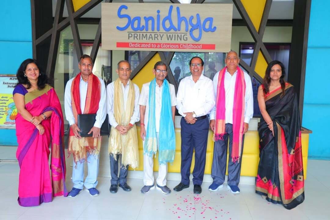 रावल इंटरनेशनल स्कूल में जनकल्याण संस्था द्वारा श्री रामचरितमानस चौपाई एवं श्रीमद्भगवद्गीता श्लोक गायन प्रतियोगिता - चौपाई गायन में स्वर्णदीप, वंशिका, सम्राज्ञी, ओजस्वी और संजीवनी तथा श्लोक उच्चारण में स्वेक्षा, अंशिका, उर्वशी, प्रियांशी, रोहन और रितिका प्रथम।
A2z न्यूज़ update, आप की आवाज़ जन कल्याण संस्था द्वारा श्री रामचरितमानस चौपाई एवं श्रीमद्भगवद्गीता श्लोक गायन प्रतियोगिता की निरंतरता में आज रावल इंटरनेशनल स्कूल में विद्यालय स्तर की प्रतियोगिता का आयोजन फाउंडर प्रेसिडेंट एस सी गुप्ता की अध्यक्षता में किया गया। संस्था के फाउंडर प्रधान एस सी गुप्ता, रविन्द्र कुमार मनचंदा, लक्ष्मण शर्मा एवं जे पी शर्मा की उपस्थिति में इस प्रतियोगिता में विद्यालय के कुल उन्तालीस विद्यार्थियों ने प्रस्तुति दी। यह बहुत ही उल्लेखनीय है कि एस सी गुप्ता जी पिछले चौतीस वर्षों से श्री रामचरितमानस चौपाई एवं श्रीमद्भगवद्गीता श्लोक गायन प्रतियोगिता का फरीदाबाद एवं पलवल के विद्यालयों में आयोजन करवा रहे हैं। इस वर्ष की प्रतियोगिताओं का शुभारंभ स्कॉलर्स प्राइड विद्यालय से प्रारंभ और फिर डायनेस्टी इंटरनेशनल स्कूल सैक्टर 28, मॉडर्न दिल्ली इंटरनेशनल स्कूल, डी पी एस, अग्रवाल पब्लिक स्कूल, रावल पब्लिक स्कूल बल्लभगढ़ आदि स्कूल्स में किया गया था उसी कड़ी में आज रावल इंटरनेशनल स्कूल फरीदाबाद जिस में श्रीरामचरितमानस चौपाई गायन में पंद्रह विद्यार्थियों तथा श्रीमद्भगवद्गीता श्लोक उच्चारण में चौबीस विद्यार्थियों ने प्रतिभागिता की है। रविन्द्र कुमार मनचंदा ने बताया कि श्रीरामचरितमानस चौपाई गायन में विद्यालय के छात्र छात्राओं ने बाल कांड, अयोध्या कांड, सुंदर कांड सहित सभी कांडों से सुंदर गायन द्वारा सभी श्रोताओं को मंत्रमुग्ध कर दिया। श्रीमद्भगवद्गीता श्लोक उच्चारण में भी सभी प्रतिभागी छात्र छात्राओं ने अद्भुत प्रस्तुति दी।श्रीरामचरितमानंद चौपाई गायन में
विभिन्न ग्रुप में स्वर्णदीप, वंशिका, सम्राज्ञी, ओजस्वी और संजीवनी तथा श्रीमद्भगवद्गीता श्लोक उच्चारण में स्वेक्षा, अंशिका, उर्वशी, प्रियांशी, रोहन और रितिका को क्रमशः ग्रुप द्वितीय, ग्रुप तृतीय एवं ग्रुप चतुर्थ में प्रथम घोषित किया गया। इस आयोजन में रावल इंटरनेशनल स्कूल के प्रिंसिपल सी वी सिंह एवं हेडमिस्ट्रेस खुशबू मैम का अत्यंत सराहनीय योगदान रहा। उन के नेतृत्व में सभी प्रतिभागी विद्यार्थियों ने बहुत ही उत्तम प्रस्तुति दी। प्रथम स्थान पर रहे सभी विजेता विद्यार्थियों को जोनल प्रतियोगिता में प्रतिभागिता का अवसर प्राप्त होगा। जोनल विजेताओं को जिला स्तरीय फाइनल प्रतियोगिता में प्रतिभागिता का सुअवसर प्राप्त होगा। विद्यालय में द्वितीय स्थान पर रहे विद्यार्थियों को विद्यालय में ही जनकल्याण संस्था द्वारा पुरस्कृत किया जाएगा। इस प्रतियोगिता के माध्यम से जन कल्याण संस्था विद्यार्थियों को प्रत्यक्ष रूप से हिन्दू एवं सनातन संस्कृति से जुड़ने का अवसर प्रदान कर रही है। युवा पीढ़ी को सनातन ग्रंथों के विषय में ज्ञान उपार्जन, पढ़ने, समझने तथा गायन में अत्यधिक रुचि ले रही है, यही संस्था का मूल उद्देश्य है। रविन्द्र कुमार मनचंदा ने कहा कि श्री एस सी गुप्ता लंबे समय से निरंतर प्रयासरत हैं कि युवा पीढ़ी एवं हम सभी श्रीरामचरितमानस में मर्यादापुरुषोतम भगवान श्री राम द्वारा दिखाए गए मार्ग पर चले एवं श्री मद्भागवतगीता में योगीराज भगवान श्री कृष्ण द्वारा बताए गए कर्म पर विश्वास करने के सिद्धांत पर निरंतर अग्रसर रहे। जनकल्याण संस्था के फाउंडर प्रेसिडेंट एस सी गुप्ता एवं उन की समस्त टीम ने विद्यालय एवं विद्यालय प्रिंसिपल सी वी सिंह तथा कॉर्डिनेटर एवं हेडमिस्ट्रेस खुशबू का एवं सभी अध्यापकों और संगीतज्ञों का आभार व्यक्त करते हुए कहा कि उन का विद्यालय जन कल्याण संस्था द्वारा आयोजित किए जाने वाले इस प्रकार से भारतीय संस्कृति से जुड़े कार्यक्रम के आयोजन के लिए सदैव तत्पर रहता हैं यहां के अध्यापक भी विद्यार्थियों की अच्छे से तैयारी करवाते हैं। जनकल्याण संस्था ने विद्यालय परिवार, स्टाफ, अध्यापकों, छात्र, छात्राओं एवं सभी का अत्यंत सुंदर आयोजन के लिए कृतज्ञता ज्ञापित की तथा विद्यालय के उज्वल भविष्य की कामना की।