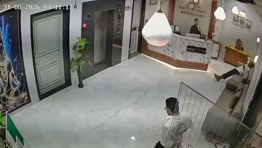 #अलीगढ़ के होटल में लड़कों की गुंडई, स्टाफ से मारपीट का CCTV वायरल,बन्नादेवी थाना क्षेत्र स्थित अंकित रेजिडेंसी होटल में कार्यक्रम खत्म होने के बाद विवाद हो गया। युवकों पर होटल स्टाफ से मारपीट और महिला स्टाफ से अभद्रता का आरोप है। घटना का सीसीटीवी फुटेज सामने आया है।
#Aligarh #AligarhPolice #UPPolice #CCTVFootage #ViralVideo