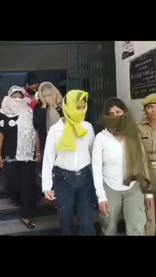 #अलीगढ़ में कृष्णा रिसॉर्ट में कथित देह व्यापार का भंडाफोड़, 9 गिरफ्तार; 9 मोबाइल, ₹8,990 नकद और आपत्तिजनक सामग्री बरामद,अलीगढ़। मड़राक थाना क्षेत्र स्थित कृष्णा रिसॉर्ट में अनैतिक देह व्यापार कराए जाने के आरोप में पुलिस ने बड़ी कार्रवाई करते हुए 9 अभियुक्त/अभियुक्ताओं को गिरफ्तार किया है। पुलिस के मुताबिक कार्रवाई क्षेत्राधिकारी इगलास कमलेश कुमार के निर्देशन में की गई। गिरफ्तार आरोपियों में चार पुरुष—पिंकू उर्फ विशाल, अभिषेक कुमार, चंदन और अमित—शामिल हैं, जबकि पांच महिला अभियुक्ताओं को भी पकड़ा गया है। पुलिस ने मौके से 9 मोबाइल फोन, 8,990 रुपये नकद और अन्य आपत्तिजनक सामग्री बरामद करने का दावा किया है। मामले में थाना मड़राक पर मु0अ0सं0 255/26 के तहत अनैतिक देह व्यापार (निवारण) अधिनियम की विभिन्न धाराओं में मुकदमा दर्ज किया गया है। पुलिस के अनुसार आरोपियों पर महिलाओं से कथित रूप से देह व्यापार कराने और अवैध धन अर्जित करने का आरोप है। मामले में आगे की विधिक कार्रवाई जारी है।गिरफ्तार पुरुष आरोपियों की पहचान पिंकू उर्फ विशाल निवासी सराय हकीम, अभिषेक कुमार निवासी कुलदीप विहार, चंदन निवासी सराय हकीम और अमित निवासी मानिक चौक के रूप में हुई है।
#AligarhNews #AligarhPolice #MadrakPolice #KrishnaResort #BreakingNews