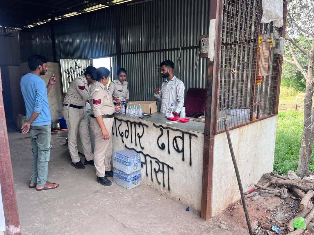 आबकारी विभाग की कार्यवाही में 36 पाव देशी मदिरा प्लेन, 80 लीटर हाथ भट्टी मदिरा एवं 600 किलोग्राम महुआ लहान जप्त
---
कलेक्टर श्री ऋषव गुप्ता के निर्देशन में आबकारी विभाग के दल के द्वारा सोमवार को खंडवा जिले के ग्राम डुडगाँव, मोहना देगावा, रिछफल, इंधावडी, बोरदड़ रैय्यत, धावड़िया में जंगल में नाले किनारे झाड़ियो में तथा पुनासा क्षेत्र स्थित होटल, ढाबा, किराना दुकानो पर दबिश की कार्यवाही कर 36 पाव देशी मदिरा प्लेन, 80 लीटर हाथ भट्टी मदिरा एवं 600 किलोग्राम महुआ लहान जप्त किया गया। महुआ लहान को विधिवत मौके पर नष्ट किया गया।
जिला आबकारी अधिकारी श्री विनय रंगशाही ने बताया कि इस कार्यवाही में मध्यप्रदेश आबकारी अधिनियम 1915/2000 की धारा 34(1)क,च के तहत कुल 12 प्रकरण कायम किए गए। उन्होंने बताया कि जप्तशुदा मदिरा एवं महुआ लहान का बाजार मूल्य लगभग 74700 रूपये है। इस कार्यवाही में आबकारी उपनिरीक्षक विकास दत्त शर्मा मुख्य आरक्षक संगीता डांगुरे, देवराम रावत,रागिनी दोहरे उपस्थित रहे।
Jansampark Madhya Pradesh
General Administration Department, MP
Home Department of Madhya Pradesh
SP Khandwa
#khandwa