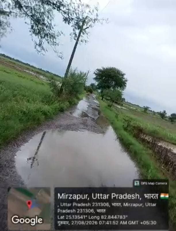 बड़ी खबर | मिर्जापुर
💰 25.78 लाख की सड़क मरम्मत में घोटाले का आरोप, बिना काम कराए भुगतान का दावा
CM से शासनस्तरीय जांच और दोषियों पर कार्रवाई की मांग
मिर्जापुर: लोक निर्माण विभाग (PWD) निर्माण खंड-2 से जुड़ा एक मामला सामने आया है। खानपुर क्षेत्र में SH-74 से कठेरवां संपर्क मार्ग के करीब 1.585 किलोमीटर हिस्से के विशेष मरम्मत कार्य के लिए स्वीकृत 25.78 लाख रुपये की धनराशि में अनियमितता का आरोप लगाते हुए मुख्यमंत्री को शिकायती पत्र भेजा गया है।
शिकायतकर्ता का आरोप है कि वित्तीय वर्ष 2025-26 में सड़क के मरम्मत एवं नवीनीकरण कार्य के लिए धनराशि स्वीकृत और जारी होने के बावजूद मौके पर अपेक्षित कार्य नहीं कराया गया। आरोप है कि कथित फर्जी एमबी (मेजरमेंट बुक) और बिल के आधार पर भुगतान कर दिया गया।
शिकायत में निर्माण खंड-2 के तत्कालीन/अस्थायी अधिशासी अभियंता, सहायक अभियंता और अवर अभियंता पर ठेकेदार से मिलीभगत कर सरकारी धन के गबन और बंदरबांट का गंभीर आरोप लगाया गया है। हालांकि, इन आरोपों की स्वतंत्र रूप से पुष्टि होना अभी बाकी है।
शिकायतकर्ता के अनुसार सड़क पर जगह-जगह बड़े-बड़े गड्ढे बने हुए हैं, जिससे स्कूली बच्चों, राहगीरों, ग्रामीणों और किसानों को आवागमन में परेशानी हो रही है और दुर्घटना का खतरा बना हुआ है।
शिकायती पत्र में मुख्यमंत्री से शासन स्तर पर जांच कमेटी गठित कर पूरे मामले की जांच, दोषी पाए जाने वाले अधिकारियों के खिलाफ कार्रवाई, सरकारी धन की वसूली तथा सड़क की तत्काल मरम्मत एवं नवीनीकरण कराने की मांग की गई है।
📌 अब देखना होगा कि शासन स्तर से शिकायत पर क्या कार्रवाई होती है और जांच में आरोप कितने सही साबित होते हैं।
#Mirzapur #मिर्जापुर #PWD #लोकनिर्माणविभाग #सड़क_मरम्मत #घोटाले_का_आरोप #शासनस्तरीय_जांच #मुख्यमंत्री #कठेरवां #खानपुर #SH74 #भ्रष्टाचार #जनसमस्या #TodayMirzapur