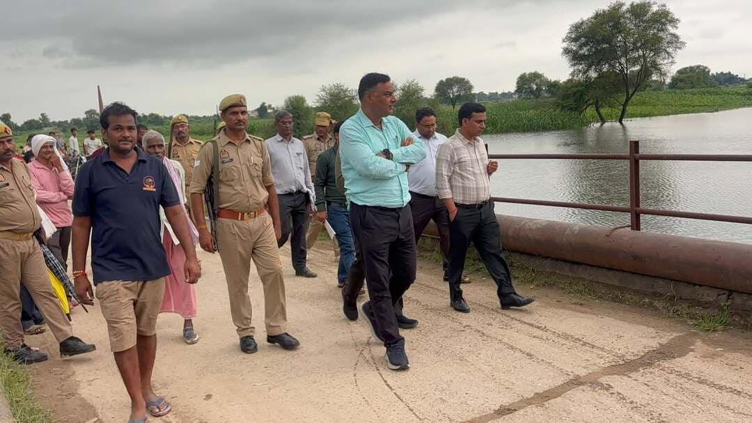 संभावित बाढ़ को लेकर प्रशासन अलर्ट, डीएम ने बगही गांव का किया निरीक्षण
मीरजापुर, जिलाधिकारी पवन कुमार गंगवार ने संभावित बाढ़ को लेकर तहसील चुनार के *बगही गांव व संपर्क मार्ग* का स्थलीय निरीक्षण किया।
निरीक्षण के दौरान SDM चुनार ने बताया कि क्षेत्र में 13 बाढ़ चौकियों को सक्रिय कर दिया गया है।
डीएम ने दिए सख्त निर्देश:
- बाढ़ चौकियों को 24 घंटे सक्रिय रखा जाए
- राहत शिविरों में भोजन, पशुओं के चारे की व्यवस्था पहले से रहे
- प्रकाश, टॉर्च, छाता और नावों की पर्याप्त व्यवस्था हो
- किसी भी सूचना पर तत्काल कार्रवाई हो
डीएम ने ग्रामीणों से बात कर पूर्व में आई बाढ़ की जानकारी ली और अफवाहों पर ध्यान न देने की अपील की। उन्होंने कहा कि आपदा के समय हर प्रभावित व्यक्ति तक समय से राहत पहुंचाना प्रशासन की प्राथमिकता है।
इस दौरान CDO विशाल कुमार, SDM चुनार अनेग सिंह, ग्राम प्रधान रेशू पटेल समेत अधिकारी मौजूद रहे।
