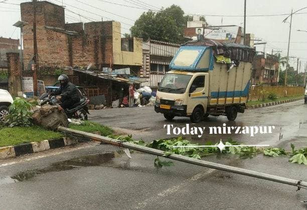 ब्रेकिंग न्यूज़ | मिर्जापुर
⚡ जंगी रोड पर बीच सड़क गिरा बिजली का पोल, बड़ा हादसा टला
मिर्जापुर। लगातार हो रही बारिश के बीच सोमवार की सुबह जंगी रोड पर सड़क के बीचों-बीच लगा बिजली का पोल अचानक टूटकर गिर गया। पोल गिरने से सड़क पर अफरा-तफरी का माहौल बन गया।
गनीमत रही कि हादसे के समय पोल की चपेट में कोई व्यक्ति या वाहन नहीं आया और बड़ी घटना होने से टल गई।
बारिश के कारण पोल के कमजोर होने की आशंका जताई जा रही है। घटना के बाद बिजली विभाग से जल्द पोल हटाने और विद्युत व्यवस्था को सुरक्षित करने की मांग की जा रही है।
#BreakingNews #Mirzapur #जंगीरोड #बिजली_का_पोल #बारिश #TodayMirzapur