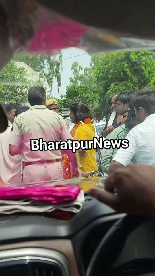 भरतपुर - नगर निगम आम चुनाव 2026, भाजपा महिला प्रत्याशी एवं पुलिस कर्मियों के बीच नोकझोक, नगर निगम वार्ड नंबर 21 से प्रत्याशी हैं हंसिका गुर्जर..