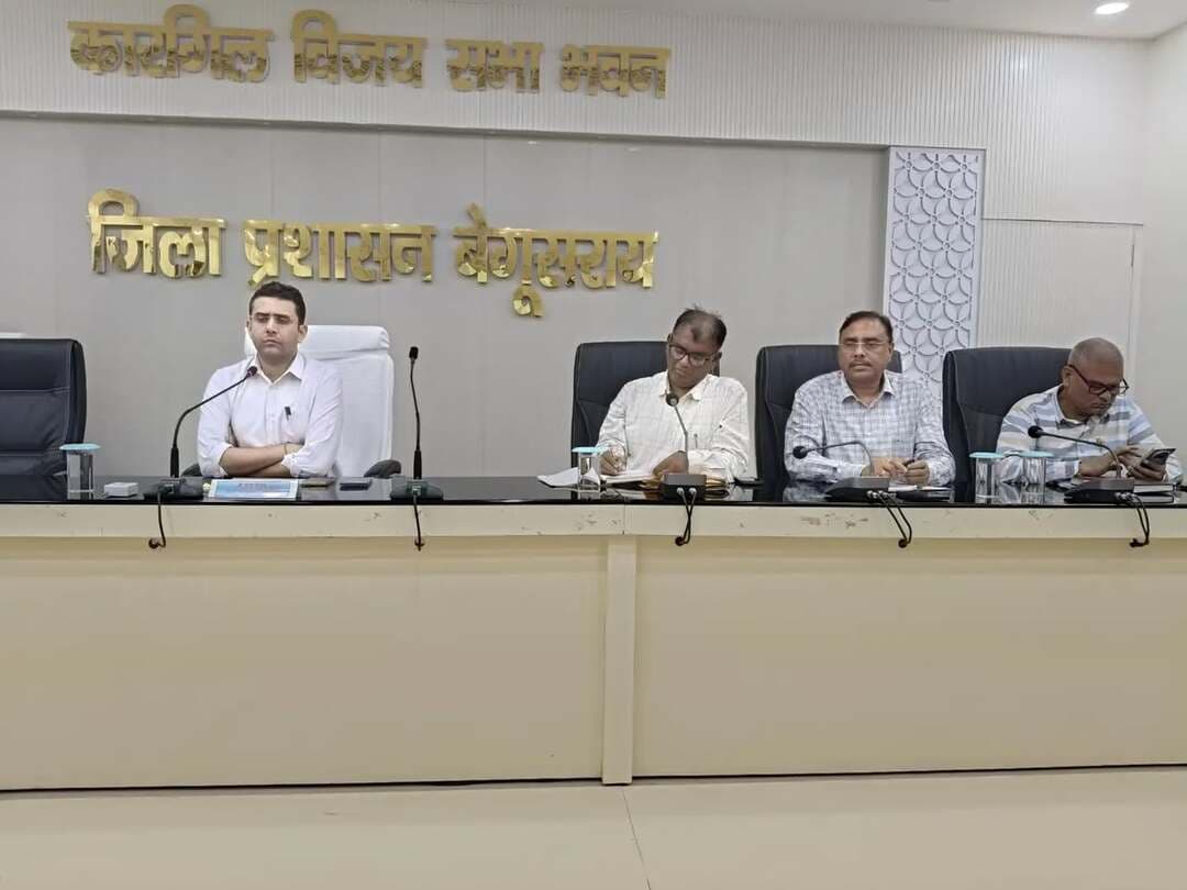 आगामी 04 सितंबर 2026 को आयोजित होने वाले श्री कृष्ण जन्माष्टमी महोत्सव एवं तेघड़ा के ऐतिहासिक जन्माष्टमी महोत्सव को लेकर जिला पदाधिकारी श्री रिची पांडेय की अध्यक्षता में समीक्षा बैठक हुई।
बैठक में विधि-व्यवस्था, सुरक्षा, भीड़ एवं यातायात प्रबंधन, मद्य निषेध, विद्युत सुरक्षा, स्वच्छता, पेयजल एवं आपदा प्रबंधन की तैयारियों की समीक्षा की गई। मेला क्षेत्र में पर्याप्त पुलिस बल एवं दंडाधिकारी, सीसीटीवी, अग्निशमन, खोया-पाया केंद्र, प्रकाश एवं पेयजल की व्यवस्था सुनिश्चित करने के निर्देश दिए गए।
जिला पदाधिकारी ने सभी संबंधित पदाधिकारियों को आपसी समन्वय के साथ महोत्सव को शांतिपूर्ण, सुरक्षित एवं सौहार्दपूर्ण वातावरण में संपन्न कराने का निर्देश दिया।
IPRD Bihar
#begusarai