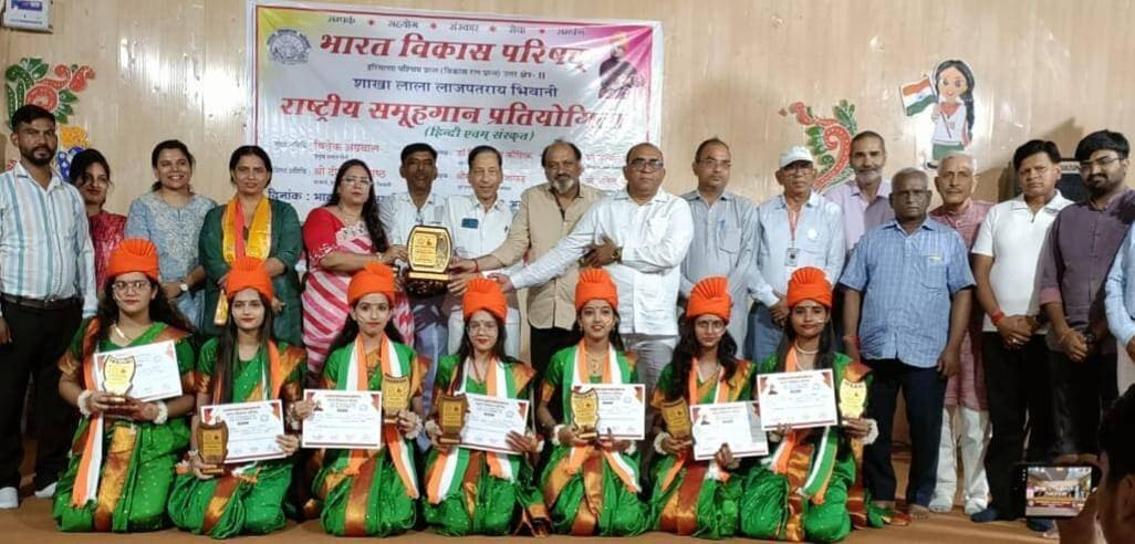भारत विकास परिषद की राष्ट्रीय स्मूहगान प्रतियोगिता में लिटिल हार्टियन्स ने प्रथम स्थान प्राप्त कर लहराया परचम
भारत विकास परिषद की शाखा लाला लाजपतराय भिवानी द्वारा आयोजित राष्ट्रीय स्मूहगान प्रतियोगिता - हिन्दी व संस्कृत में लिटल हार्टस पब्लिक स्कूल के विद्यार्थियों ओजस्वी, आशी, मानवी, प्रियांशी, महक, खुशी व प्रियांशु ने अपनी उत्कृष्ठ प्रतिभा का प्रदर्शन करते हुए प्रथम स्थान प्राप्त किया व अपने विद्यालय व अभिभावकों का नाम रोशन किया। विद्यालय के महासचिव संजय गोयल, एम.डी. पवन गोयल व भावना गोयल ने विद्यार्थियों की इस उपलब्धि पर उन्हे बधाई देते हुए उनका उत्साहवर्धन किया व भविष्य के लिए प्रोत्साहित किया। इस अवसर पर प्रबंधक सतीश गोयल व रवि गोयल, निदेशक रामानंद सिंघल, ऐश्वर्या सिंघल, राहुल गोयल, विनय गोयल, निश्चल गोयल, साक्षी गोयल, प्रियांश गोयल, प्राचार्य दीपक जोशी, उप-प्राचार्य मनमोहन चावला, मनोज कुमार, निशा रानी सहित विद्याालय का समस्त स्टाफ मौजूद था।
