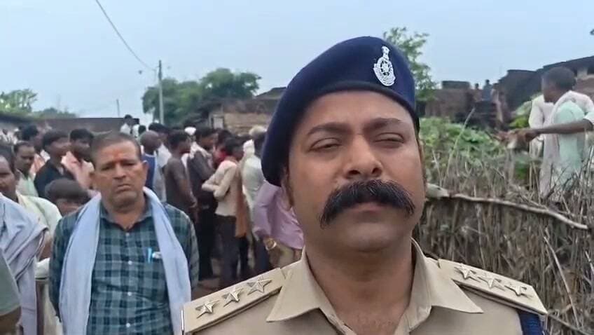 पति-पत्नी के विवाद ने लिया खूनी मोड़: पत्नी की मौत, पति ने खुद पर भी हंसिये से किया हमला
छतरपुर जिले के लवकुशनगर क्षेत्र के मोतीपुरवा गांव में पति-पत्नी के विवाद के बाद दर्दनाक घटना सामने आई। पत्नी की मौत हो गई, जबकि पति गंभीर हालत में ग्वालियर रेफर किया गया। पुलिस मामले की जांच कर रही है।
#Chhatarpur #BreakingNews #MPNews #BundeliBhaukaalNews