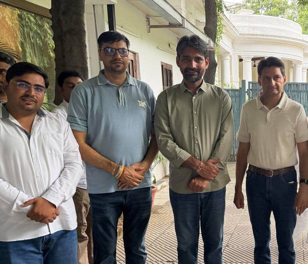 बेरोजगारी और विपक्ष की आवाज दबाने के मुद्दे पर एनएसयूआई पूर्व जिला अध्यक्ष ने सांसद दीपेंद्र हुड्डा व प्रदीप नरवाल से की मुलाकात
विधायकों के निलंबन पर एनएसयूआई के पूर्व जिलाध्यक्ष मंजीत लांगयान ने जताया रोष
सरकार विपक्ष की आवाज दबाकर विफलताओं पर पर्दा डाल रही है : मनजीत लांग्यान
भिवानी, 31 अगस्त : हरियाणा के वर्तमान राजनीतिक हालात, बेरोजगारी और विधानसभा में विपक्ष की आवाज दबाए जाने के मुद्दे को लेकर एनएसयूआई भिवानी के पूर्व जिला अध्यक्ष मंजीत लांगयान ने रोहतक से सांसद दीपेंद्र सिंह हुड्डा और कांग्रेस के वरिष्ठ नेता प्रदीप नरवाल से मुलाकात की। इस शिष्टाचार व राजनीतिक बैठक के दौरान प्रदेश में युवाओं, विद्यार्थियों और आम जनता से जुड़े अहम विषयों पर गंभीर चर्चा हुई। नेताओं ने संयुक्त रूप से भाजपा सरकार की कार्यशैली पर सवाल उठाते हुए कहा कि सरकार जनहित के मुद्दों से भाग रही है और विपक्ष की आवाज को दबाने की कोशिश कर रही है।
इस मौके पर रोहतक सांसद दीपेंद्र सिंह हुड्डा ने कहा कि लोकतंत्र में जनता के सवालों का जवाब देना सरकार की पहली जिम्मेदारी होती है, लेकिन भाजपा सरकार विपक्ष की आवाज दबाकर अपनी विफलताओं पर पर्दा डालना चाहती है। उन्होंने कहा कि प्रदेश का युवा आज बेरोजगारी और भर्ती प्रक्रियाओं में पारदर्शिता की कमी के कारण अपने भविष्य को लेकर चिंतित है। विधानसभा में जनप्रतिनिधियों को निलंबित कर उनकी आवाज को दबाना पूरी तरह लोकतांत्रिक मर्यादाओं के विपरीत है। सरकार को यह स्पष्ट करना होगा कि युवाओं को स्थायी रोजगार और मजबूत शिक्षा व्यवस्था कब तक मिलेगी।
पूर्व एआईसीसी राष्ट्रीय सचिव एवं बवानी खेड़ा से कांग्रेस प्रत्याशी रहे प्रदीप नरवाल ने कहा कि भाजपा सरकार जनता के बुनियादी मुद्दों से ध्यान भटकाने का प्रयास कर रही है। आज प्रदेश में महंगाई चरम पर है, वंचित वर्ग अपने अधिकारों के लिए संघर्ष कर रहा है और युवा रोजगार के लिए दर-दर भटकने को मजबूर हैं। विपक्ष की आवाज बंद करना किसी समस्या का हल नहीं हो सकता। कांग्रेस पार्टी सदन से लेकर सडक़ तक किसानों, मजदूरों, युवाओं और आम जनता की आवाज को मजबूती से उठाती रहेगी।
एनएसयूआई भिवानी के पूर्व जिला अध्यक्ष मंजीत लांगयान ने विधानसभा के भीतर विपक्ष के विधायकों के निलंबन और नेता प्रतिपक्ष भूपेंद्र सिंह हुड्डा सहित अन्य नेताओं को बोलने से रोकने की कार्रवाई पर कड़ा रोष व्यक्त किया। उन्होंने कहा कि यदि लोकतंत्र के सबसे बड़े मंदिर में चुने हुए प्रतिनिधियों की आवाज को दबाया जाएगा, तो प्रदेश का आम नागरिक, छात्र, किसान और मजदूर न्याय की उम्मीद किससे करेगा। सरकार को सत्ता का दुरुपयोग छोडक़र जनता को महंगाई और बेरोजगारी से राहत देनी चाहिए।
मुलाकात के अंत में मंजीत लांगयान ने सांसद दीपेंद्र सिंह हुड्डा और नेता प्रदीप नरवाल का आभार जताते हुए कहा कि उनका मार्गदर्शन छात्रों, युवाओं और जनता के अधिकारों के लिए संघर्ष को नई ऊर्जा प्रदान करता है।