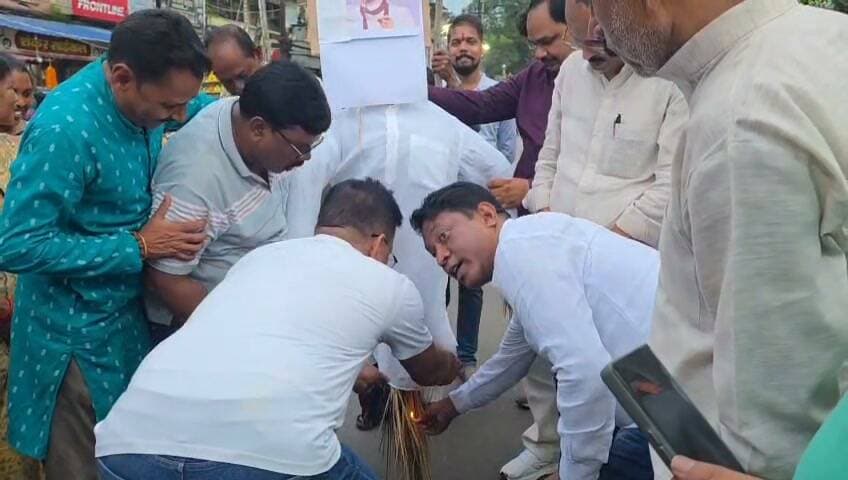 उत्तराखंड में राहुल गांधी के ऊपर हुए मुकदमा दर्ज के खिलाफ सिमडेगा कांग्रेस के द्वारा महावीर चौक में प्रधानमंत्री नरेंद्र मोदी का किया पुतला दहन
