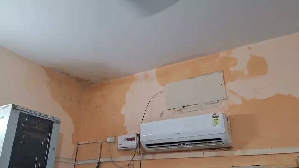 लाखों रुपए के लागत से भवन निर्माण विभाग द्वारा डीटीओ कार्यालय की मरमती करवाई थी पहली बारिश में खुल गई पोल।...