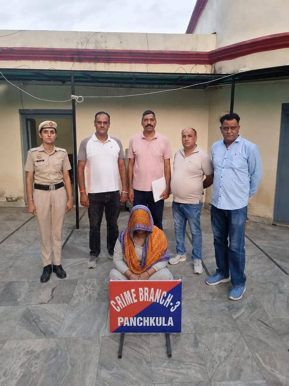 पिंजौर में चाय की आड़ में शराब बेच रही महिला गिरफ्तार और चंडीगढ़ से हिमाचल जा रही पिकअप से अवैध शराब की खेप पकड़ी, पंचकूला पुलिस ने अलग-अलग मामलों में 2 शराब तस्कर किए गिरफ्तार
पंचकूला/ 31 अगस्त:- अवैध शराब की तस्करी और बिक्री पर शिकंजा कसते हुए पंचकूला पुलिस ने लगातार कार्रवाई करते हुए अलग-अलग मामलों में दो शराब तस्करों को गिरफ्तार किया है। इनमें एक महिला भी शामिल है, जो पिंजौर की सेब मंडी में चाय की दुकान की आड़ में अवैध शराब बेच रही थी। वहीं दूसरे मामले में पुलिस ने चंडीगढ़ से शराब खरीदकर हिमाचल प्रदेश ले जा रहे एक आरोपी को चंडीमंदिर टोल टैक्स के पास नाकाबंदी कर दबोच लिया। पुलिस ने दोनों मामलों में अवैध शराब बरामद करने के साथ-साथ शराब तस्करी में इस्तेमाल पिकअप वाहन को भी कब्जे में लिया है। पुलिस कमिश्नर आईपीएस पंकज नैन के निर्देशानुसार पंचकूला पुलिस द्वारा अवैध शराब, नशीले पदार्थों और अन्य गैरकानूनी गतिविधियों के खिलाफ विशेष निगरानी एवं कार्रवाई की जा रही है।
पहला मामला
डीसीपी क्राइम एंड ट्रैफिक आईपीएस अमरिंदर सिंह के अनुसार क्राइम ब्रांच-3 की टीम ने गुप्त सूचना के आधार पर पिंजौर की सेब मंडी में कार्रवाई की। सूचना मिली थी कि एक महिला चाय की दुकान की आड़ में अवैध शराब बेच रही है। इन्चार्ज तजिन्द्र पाल सिंह की अगुवाई में टीम ने तत्काल मौके पर पहुंचकर जांच की और रेखा निवासी मौली जांगरा, चंडीगढ़, हाल निवासी पिंजौर को काबू किया। तलाशी के दौरान उसके चाय स्टाल में रखे लकड़ी के बक्से से 19 अद्धे और 11 पव्वे देशी शराब बरामद हुए। इस संबंध में थाना पिंजौर में मामला दर्ज किया गया है।
दूसरा मामला
दूसरी कार्रवाई एंटी नारकोटिक सेल पंचकूला की टीम द्वारा चंडीमंदिर टोल टैक्स के पास की गई। पुलिस को गुप्त सूचना मिली थी कि एक व्यक्ति चंडीगढ़ से अपनी पिकअप गाड़ी में अवैध शराब लोड कर हिमाचल प्रदेश के शिमला की ओर जा रहा है। सूचना के आधार पर इन्चार्ज सौरव रावत की अगुवाई में टीम ने शिमला हाईवे पर नाकाबंदी की। कुछ समय बाद संदिग्ध पिकअप गाड़ी को रोककर तलाशी ली गई। वाहन में चालक रविन्द्र कुमार निवासी शिमला, हिमाचल प्रदेश अकेला मिला। तलाशी के दौरान गाड़ी से 15 पेटियां अंग्रेजी शराब की बरामद हुईं, जिनमें कुल 180 बोतलें थीं। पुलिस ने शराब के साथ पिकअप गाड़ी को भी कब्जे में ले लिया। इस मामले में थाना चंडीमंदिर में मामला दर्ज किया गया है। आरोपी को अदालत में पेश करने के बाद दो दिन के पुलिस रिमांड पर लिया गया है।
पुलिस कमिश्नर आईपीएस पंकज नैन ने कहा कि पंचकूला पुलिस नशे और अवैध शराब के कारोबार के खिलाफ जीरो टॉलरेंस की नीति के तहत लगातार कार्रवाई कर रही है। उन्होंने कहा कि अवैध शराब की बिक्री और तस्करी से जुड़े लोगों पर पंचकूला पुलिस की पैनी नजर है। सभी पुलिस टीमों को अपने-अपने क्षेत्रों में संदिग्ध गतिविधियों पर लगातार निगरानी रखने के निर्देश दिए गए हैं। उन्होंने कहा कि कानून व्यवस्था से खिलवाड़ करने वाले किसी भी व्यक्ति को बख्शा नहीं जाएगा और अवैध शराब तथा नशीले पदार्थों की सप्लाई चेन को तोड़ने के लिए पुलिस की कार्रवाई आगे भी लगातार जारी रहेगी।
