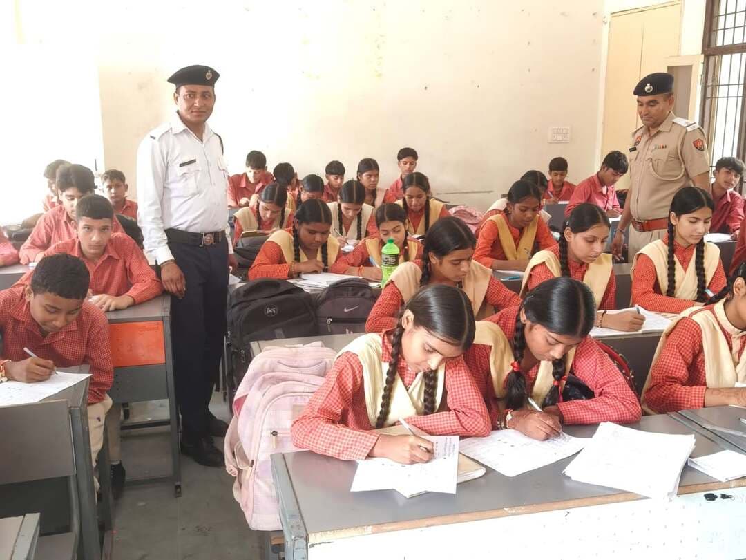 पंचकूला में 572 स्कूल-कॉलेजों के 1,01,119 विद्यार्थियों ने दी राज्य स्तरीय रोड सेफ्टी प्रतियोगिता के प्रथम चरण की परीक्षा
हर विद्यार्थी बने सड़क सुरक्षा का प्रहरी, सुरक्षित यातायात के संदेश को घर-घर पहुंचाने में युवा निभाएं अहम भूमिका: पुलिस कमिश्नर पंकज नैन
पंचकूला/ 31 अगस्त:- सड़क सुरक्षा के प्रति विद्यार्थियों को जागरूक करने और उनमें यातायात नियमों की समझ एवं जिम्मेदारी की भावना विकसित करने के उद्देश्य से पंचकूला ट्रैफिक पुलिस द्वारा आज राज्य स्तरीय रोड सेफ्टी प्रतियोगिता के प्रथम चरण की परीक्षा का आयोजन किया गया। इस प्रतियोगिता में जिलेभर के सरकारी एवं निजी स्कूलों तथा कॉलेजों के विद्यार्थियों ने बड़े उत्साह के साथ भाग लिया। प्रतियोगिता के माध्यम से विद्यार्थियों को सड़क सुरक्षा नियमों, यातायात अनुशासन, सुरक्षित ड्राइविंग तथा सड़क पर जिम्मेदार नागरिक के रूप में अपनी भूमिका के प्रति जागरूक करने का प्रयास किया गया।
डीसीपी क्राइम एंड ट्रैफिक आईपीएस अमरिंदर सिंह ने बताया कि पंचकूला जिले में आयोजित प्रथम चरण की परीक्षा में कुल 1,01,119 विद्यार्थियों ने भाग लिया। इनमें 418 सरकारी स्कूलों, 145 प्राइवेट स्कूलों और 9 कॉलेजों के विद्यार्थी शामिल रहे। उन्होंने बताया कि इतनी बड़ी संख्या में विद्यार्थियों की भागीदारी यह दर्शाती है कि युवा पीढ़ी सड़क सुरक्षा को लेकर जागरूक हो रही है और यातायात नियमों की जानकारी को अपने दैनिक जीवन का हिस्सा बनाने की दिशा में आगे बढ़ रही है। बच्चों और युवाओं को शुरुआत से ही यातायात नियमों के प्रति जागरूक किया जाए तो भविष्य में सड़क दुर्घटनाओं को कम करने में महत्वपूर्ण योगदान मिल सकता है। उन्होंने विद्यार्थियों से अपील की कि वे स्वयं यातायात नियमों का पालन करने के साथ-साथ अपने परिवार और आसपास के लोगों को भी हेलमेट पहनने, सीट बेल्ट लगाने, निर्धारित गति सीमा में वाहन चलाने और सड़क पर अनुशासन बनाए रखने के लिए प्रेरित करें।
पुलिस कमिश्नर आईपीएस पंकज नैन ने कहा कि सड़क सुरक्षा की शुरुआत जागरूकता से होती है और जागरूकता की सबसे मजबूत कड़ी हमारे विद्यार्थी हैं। राज्य स्तरीय रोड सेफ्टी प्रतियोगिता जैसे कार्यक्रमों के माध्यम से बच्चों को यातायात नियमों की जानकारी देने के साथ-साथ उनमें सड़क पर जिम्मेदार व्यवहार की आदत विकसित की जा सकती है। हमारा प्रयास है कि हर विद्यार्थी सुरक्षित सड़क व्यवहार का संदेश अपने परिवार और समाज तक पहुंचाए। 1,01,119 विद्यार्थियों की भागीदारी इस अभियान की व्यापक पहुंच और जनसहभागिता का प्रमाण है।
