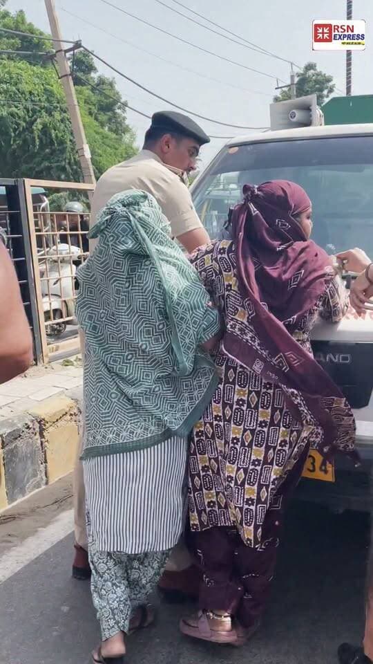 कर्मचारियों का पुलिस प्रशासन से हुआ आमना सामना नगर निगम के कर्मचारियों ने रोकी गाड़ियां !