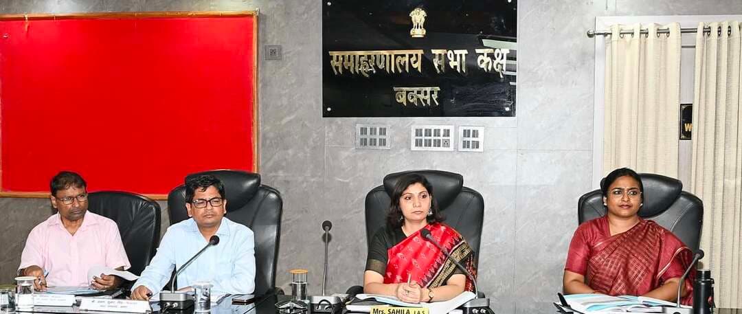 समाहरणालय, बक्सर
(जिला जन संपर्क कार्यालय)
प्रेस विज्ञप्ति:- दिनांक 31 अगस्त 2026
जिला समन्वय समिति की बैठक में विभिन्न विभागों के कार्यों की हुई समीक्षा
आज दिनांक 31 अगस्त 2026 को जिला पदाधिकारी, बक्सर श्रीमती साहिला की अध्यक्षता में जिला समन्वय समिति की बैठक समाहरणालय परिसर स्थित सभाकक्ष में आयोजित की गई। बैठक में विभिन्न विभागों द्वारा संचालित योजनाओं एवं कार्यों की प्रगति की विस्तृत समीक्षा की गई तथा संबंधित पदाधिकारियों को आवश्यक दिशा-निर्देश दिए गए।
राजस्व कार्यों की समीक्षा के क्रम में पाया गया कि बार-बार निर्देश दिए जाने के बावजूद ई-म्यूटेशन के कार्यों में अपेक्षित प्रगति नहीं हुई है। इस संबंध में इटाढ़ी, राजपुर, नावानगर, चक्की, चौगाई, चौसा एवं ब्रह्मपुर के अंचलाधिकारियों से कारण-पृच्छा करते हुए अगले आदेश तक वेतन स्थगित रखने का निर्देश दिया गया। साथ ही, एक सप्ताह के अंदर निर्धारित लक्ष्य के अनुरूप प्रगति सुनिश्चित करने का निर्देश दिया गया।
परिमार्जन प्लस के कार्यों की समीक्षा के दौरान बक्सर अंचल में प्रगति काफी धीमी पाई गई। पूर्व में दिए गए निर्देशों के बावजूद अपेक्षित प्रगति नहीं होने पर अंचलाधिकारी, बक्सर से कारण-पृच्छा करते हुए अगले आदेश तक वेतन स्थगित रखने का निर्देश दिया गया।
राजस्व महाअभियान के अंतर्गत प्राप्त आवेदनों के निष्पादन की समीक्षा के दौरान भी अपेक्षित प्रगति नहीं पाई गई। पूर्व की कई बैठकों में सभी अंचलाधिकारियों को आवश्यक निर्देश दिए जाने के बावजूद प्रगति असंतोषजनक पाई गई। इस संबंध में अपर समाहर्ता, बक्सर को कार्य में लापरवाही बरतने वाले अंचलाधिकारियों के विरुद्ध कार्रवाई हेतु प्रस्ताव उपलब्ध कराने का निर्देश दिया गया।
पंचायत विकास दिवस की समीक्षा के क्रम में जानकारी प्राप्त हुई कि प्रत्येक माह के अंतिम रविवार को आयोजित होने वाले शिविर में संबंधित पदाधिकारी उपस्थित नहीं हो रहे हैं, जिसके कारण शिविर के उद्देश्य की पूर्ति प्रभावित होने की संभावना है। इस पर अनुपस्थित पदाधिकारियों से कारण-पृच्छा करने का निर्देश उप विकास आयुक्त, बक्सर को दिया गया। साथ ही, शिविर में सभी संबंधित पदाधिकारियों की शत-प्रतिशत उपस्थिति सुनिश्चित कराने का निर्देश दिया गया।
पंचायत सहयोग शिविर की समीक्षा के क्रम में पाया गया कि प्रत्येक माह के प्रथम एवं तृतीय मंगलवार को आयोजित होने वाले शिविरों के संबंध में आयोजन से पूर्व स्थानीय लोगों एवं जनप्रतिनिधियों के बीच व्यापक प्रचार-प्रसार नहीं होने के कारण आमजन को इसका अपेक्षित लाभ नहीं मिल पा रहा है। इस संबंध में सभी नोडल पदाधिकारियों एवं सभी प्रखंड विकास पदाधिकारियों को निर्देश दिया गया कि शिविर के आयोजन से पूर्व जनता एवं स्थानीय जनप्रतिनिधियों के बीच व्यापक प्रचार-प्रसार सुनिश्चित कराएं।
शिक्षा विभाग की समीक्षा के दौरान जिला शिक्षा पदाधिकारी बक्सर को सभी विद्यालयों में साफ-सफाई, पेयजल, शौचालय एवं अन्य मूलभूत सुविधाओं की उपलब्धता सुनिश्चित कराने का निर्देश दिया गया। साथ ही, दीपावली पर्व तक सभी विद्यालयों की दीवारों एवं कमरों में रंग-रोगन का कार्य पूर्ण कराने तथा प्रत्येक माह के अंतिम शनिवार को अनिवार्य रूप से शिक्षक-अभिभावक बैठक आयोजित कराने का निर्देश दिया गया।
विगत दिनों निरीक्षण के क्रम में अनुमंडलीय अस्पताल, डुमरांव जाने वाले मार्ग पर सड़क मरम्मत हेतु सड़क के किनारे ईंट रखे पाए गए थे, जिसके कारण आवागमन करने वाले वाहनों को कठिनाइयों का सामना करना पड़ रहा था तथा दुर्घटना की संभावना भी बनी हुई थी। पूर्व की बैठक में भी ईंट की सोलिंग कर रोलर के माध्यम से समतलीकरण कराने का निर्देश दिया गया था। इसके बावजूद संबंधित कार्य में अपेक्षित रुचि नहीं लेने पर अनुमंडल पदाधिकारी, डुमरांव को संबंधित सहायक अभियंता, कनीय अभियंता के विरुद्ध न्यायसंगत धाराओं के अंतर्गत कार्रवाई करने का निर्देश दिया गया।
बक्सर नगर परिषद अंतर्गत बाईपास सड़क की मरम्मत के संबंध में कार्यपालक अभियंता, पथ निर्माण विभाग, बक्सर को तत्काल सड़क का समतलीकरण कराने तथा वन विभाग से समन्वय स्थापित कर अनापत्ति प्रमाण-पत्र प्राप्त करते हुए उक्त सड़क के चौड़ीकरण का कार्य पूर्ण कराने का निर्देश दिया गया।
लोक शिकायत निवारण के अंतर्गत अतिक्रमण से संबंधित पारित आदेशों के आलोक में कार्रवाई सुनिश्चित कराने हेतु अनुमंडल पदाधिकारी, बक्सर एवं डुमरांव को संबंधित अंचलाधिकारियों के साथ नियमित समीक्षा कर अनुपालन सुनिश्चित कराने का निर्देश दिया गया।
जिला कृषि पदाधिकारी बक्सर को कृषक निबंधन से संबंधित निर्धारित लक्ष्य को पूर्ण करने का निर्देश दिया गया।
गंगा नदी के बढ़ते जलस्तर को देखते हुए सभी अंचलाधिकारियों एवं अनुमंडल पदाधिकारियों, बक्सर एवं डुमरांव को नियमित रूप से तटीय इलाकों की निगरानी करने तथा आवश्यक सतर्कता बरतने का निर्देश दिया गया।
टीबी मुक्त अभियान के अंतर्गत सभी टीबी मरीजों को फूड बास्केट उपलब्ध कराने हेतु अनुमंडल पदाधिकारी, बक्सर एवं डुमरांव को आवश्यक कार्रवाई सुनिश्चित करने का निर्देश दिया गया।
बैठक में जिला स्तरीय पदाधिकारी एवं संबंधित विभागों के पदाधिकारी उपस्थित थे।
जिला जन संपर्क कार्यालय
बक्सर।
@top fans CMO Bihar जिला प्रशासन बक्सर Information & Public Relations Department, Government of Bihar Samrat Choudhary Buxar Administration Buxar Police #IPRDBihar #BuxarNews #buxarcity #bihar #buxarjila #buxar