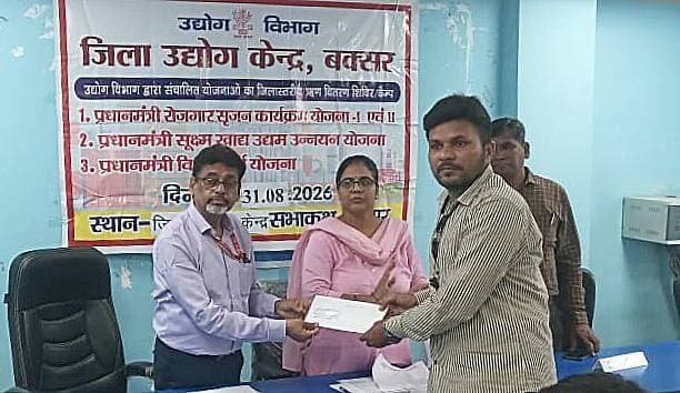 समाहरणालय बक्सर
(जिला जन संपर्क कार्यालय)
प्रेस विज्ञप्ति:- दिनांक 31 अगस्त 2026
जिला उद्योग केंद्र, बक्सर में योजनाओं की प्रगति की समीक्षा
आज दिनांक 31 अगस्त 2026 को महाप्रबंधक जिला उद्योग केंद्र बक्सर की अध्यक्षता में जिला उद्योग केंद्र बक्सर में उद्योग विभाग द्वारा संचालित विभिन्न योजनाओं की प्रगति की समीक्षा हेतु बैठक की गई।
बैठक में संबंधित योजनाओं के निर्धारित लक्ष्यों की समयबद्ध प्राप्ति हेतु सभी संबंधित बैंक प्रतिनिधियों को आवश्यक निर्देश दिए गए।
बैठक में लाभुकों को ऋण उपलब्ध कराने की प्रक्रिया में तेजी लाने तथा योजनाओं के क्रियान्वयन में बेहतर समन्वय स्थापित करने पर विशेष जोर दिया गया। साथ ही पारंपरिक उत्पादों की इकाइयों की स्थापना के स्थान पर ऐसी औद्योगिक इकाइयों को प्राथमिकता देने का सुझाव दिया गया। जिनमें उत्पादों का Value Addition मूल्य संवर्धन) किया जाता हो, ताकि स्थानीय स्तर पर रोजगार एवं आय के अवसरों में वृद्धि हो सके।
उद्योग विभाग द्वारा क्रियान्वित विभिन्न योजनाओं के अंतर्गत समीक्षा अवधि में 13 लाभुकों के ऋण स्वीकृत किए गए। जिनमें कुल 1,18,15,300 की राशि शामिल है। वहीं 14 लाभुकों को ऋण का भुगतान किया गया, जिसके अंतर्गत कुल 1,12,23,900 की राशि वितरित की गई।
बैठक में जिला उद्योग केंद्र के परियोजना प्रबंधक, जिला अग्रणी बैंक प्रबंधक, उद्योग विस्तार पदाधिकारी, एमएसएमई मित्र, जिला संसाधन सेवी, विभिन्न बैंकों के जिला समन्वयक, शाखा प्रबंधक एवं संबंधित लाभुक उपस्थित थे।
बैठक के दौरान उद्योग विभाग की योजनाओं का लाभ अधिक से अधिक पात्र लाभुकों तक पहुंचाने तथा ऋण स्वीकृति एवं वितरण की प्रक्रिया को गति देने के लिए सभी संबंधित पदाधिकारियों एवं बैंक प्रतिनिधियों के बीच प्रभावी समन्वय बनाए रखने पर बल दिया गया।
जिला जन संपर्क कार्यालय
बक्सर।
@top fans CMO Bihar जिला प्रशासन बक्सर Information & Public Relations Department, Government of Bihar Buxar Administration Buxar Police Samrat Choudhary Industries Department, Bihar #IPRDBihar #bihar #BuxarNews #buxarcity #buxarjila #buxar