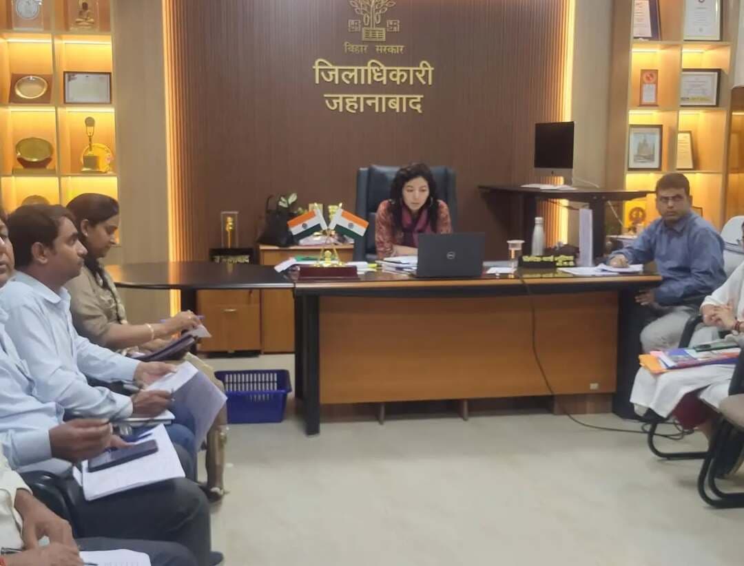 ☀️ पीएम सूर्यघर मुफ्त बिजली योजना में जहानाबाद लगातार प्रगतिशील
जिला पदाधिकारी, जहानाबाद श्रीमती छिरिङ वाई भूटिया द्वारा योजना की आज की प्रगति की समीक्षा—
✅ 17 ऋण आवेदन स्वीकृत
✅ 10 ऋण आवेदन सैंक्शन
⏳ 127 आवेदन स्वीकृति हेतु लंबित
⏳ 26 आवेदन डिस्बर्समेंट हेतु लंबित
⚡ मुख्य निर्देश—
✔️ लंबित ऋण आवेदनों का त्वरित निष्पादन
✔️ डिस्बर्समेंट के बाद शत-प्रतिशत सोलर पैनल अधिष्ठापन
✔️ लंबित कमीशनिंग शीघ्र पूर्ण करना
✔️ 300 यूनिट से अधिक बिजली खपत वाले उपभोक्ताओं को योजना से जोड़ना
✔️ बैंक–विद्युत विभाग–वेंडर के बीच बेहतर समन्वय
🎯 लक्ष्य: अधिकाधिक घरों तक सौर ऊर्जा, तेज निष्पादन और योजना की शत-प्रतिशत उपलब्धि।
#प्रधानमंत्री_सूर्यघर_योजना #जहानाबाद #सौरऊर्जा #विकसितभारत_समृद्धबिहार_आदर्शजहानाबाद
Soochna Jansampark